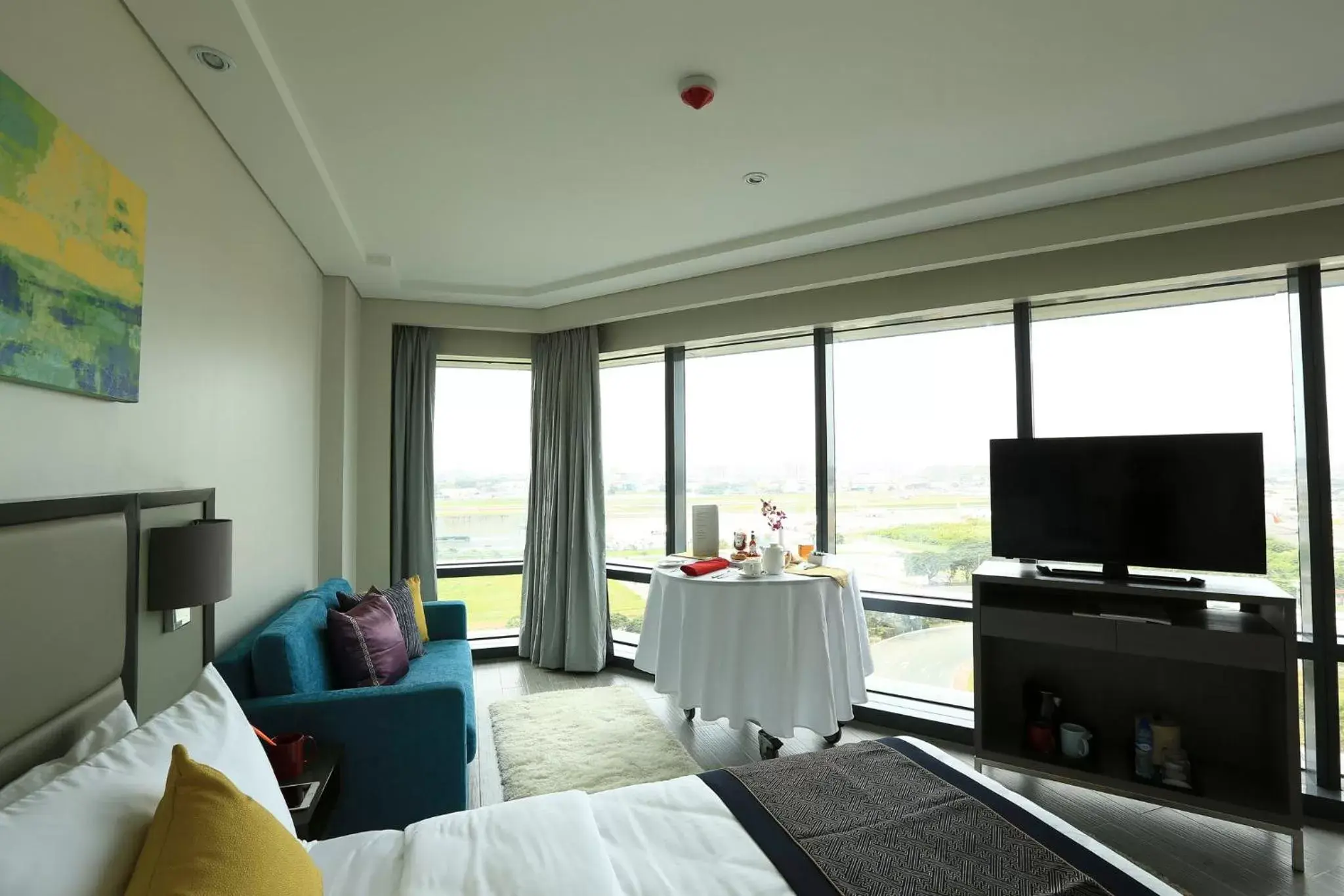Bedroom, TV/Entertainment Center in Savoy Hotel Manila