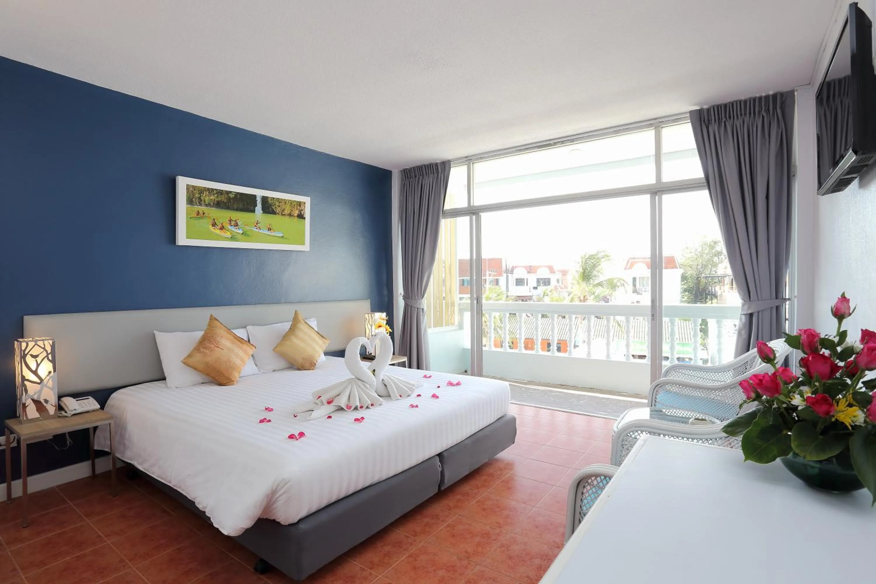 Photo of the whole room, Bed in ON Hotel Phuket - SHA