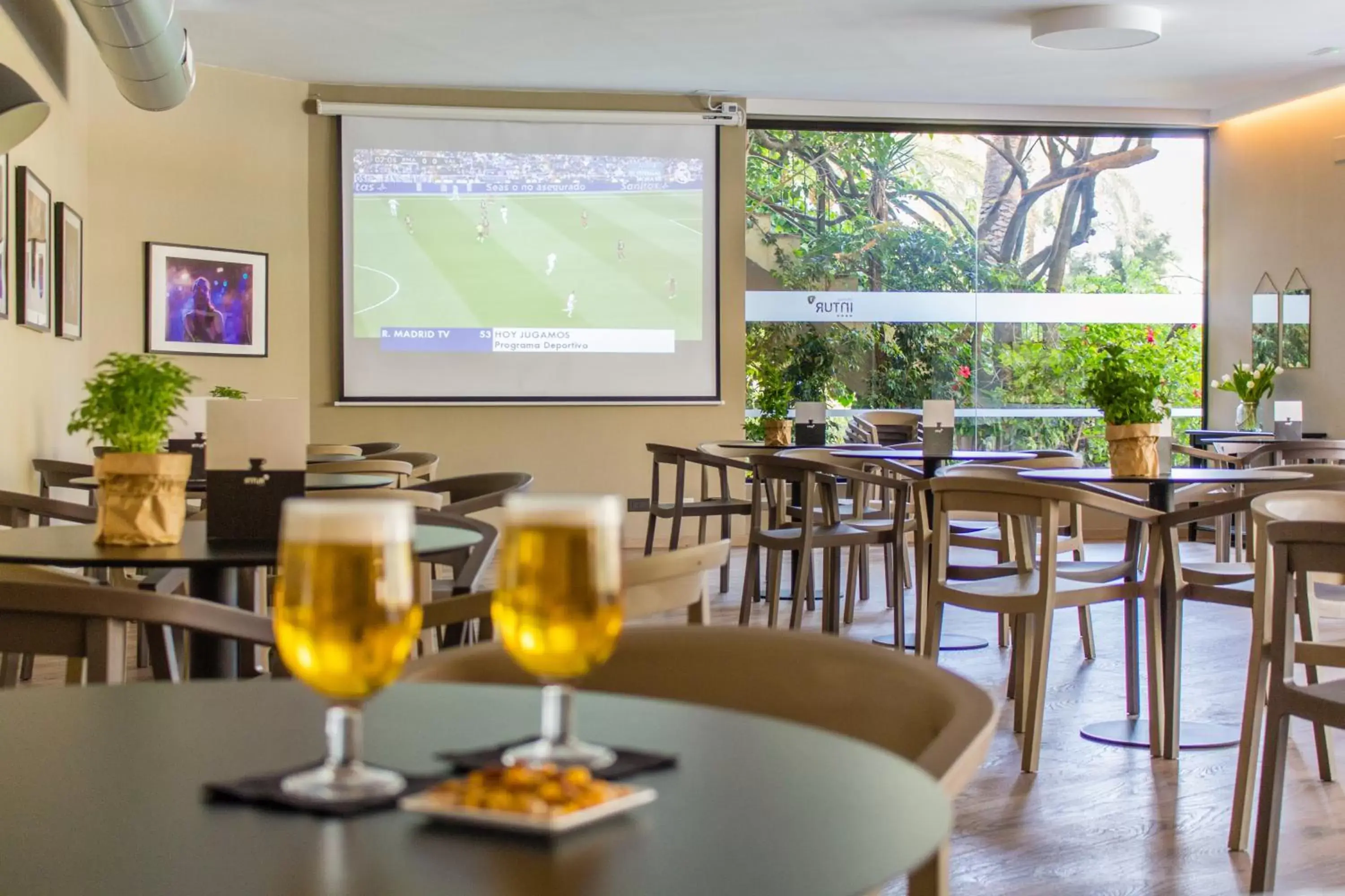 Food and drinks in Intelier Orange Food and drinks in Intelier Orange