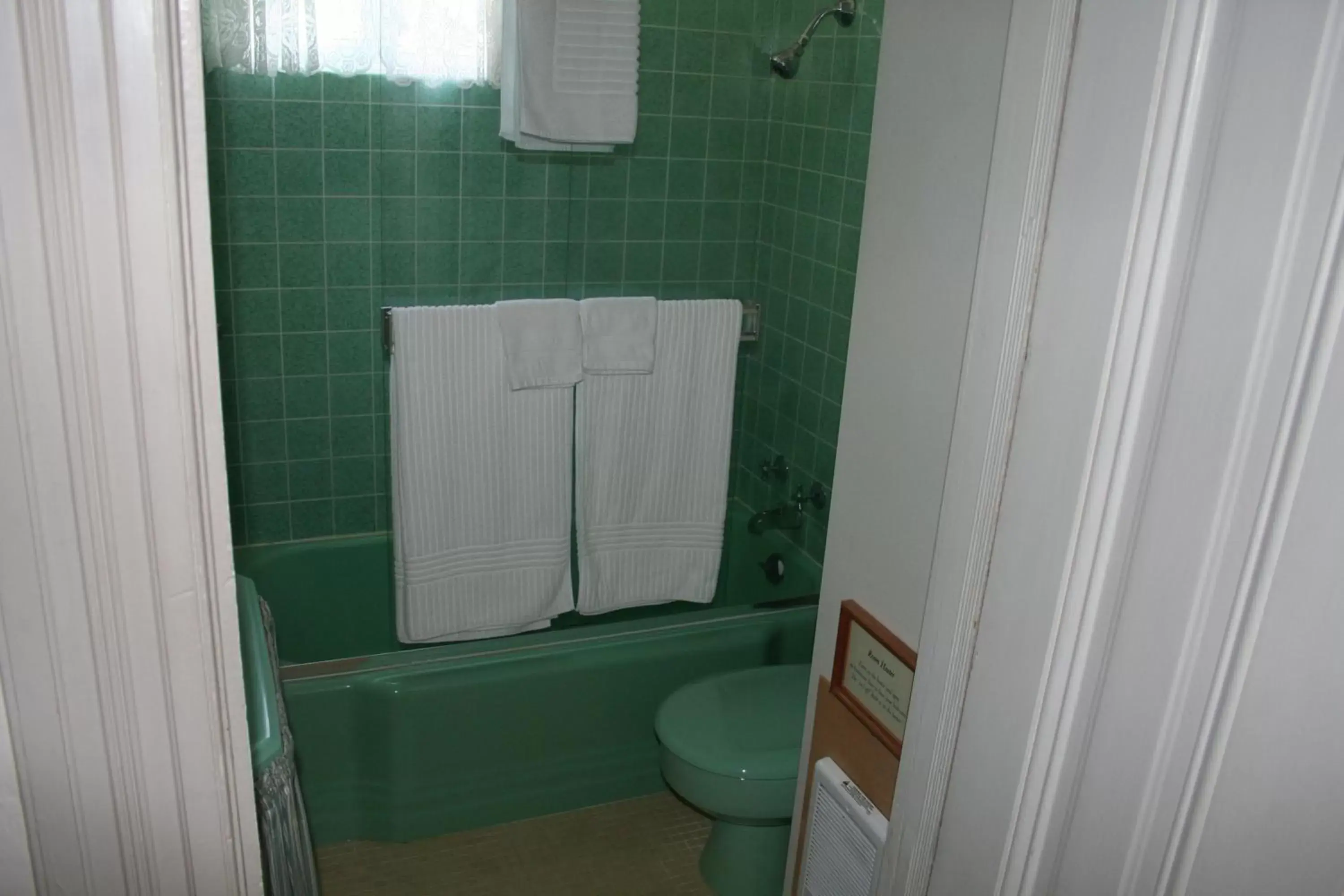 Toilet, Bathroom in Bradford Place Inn (California)