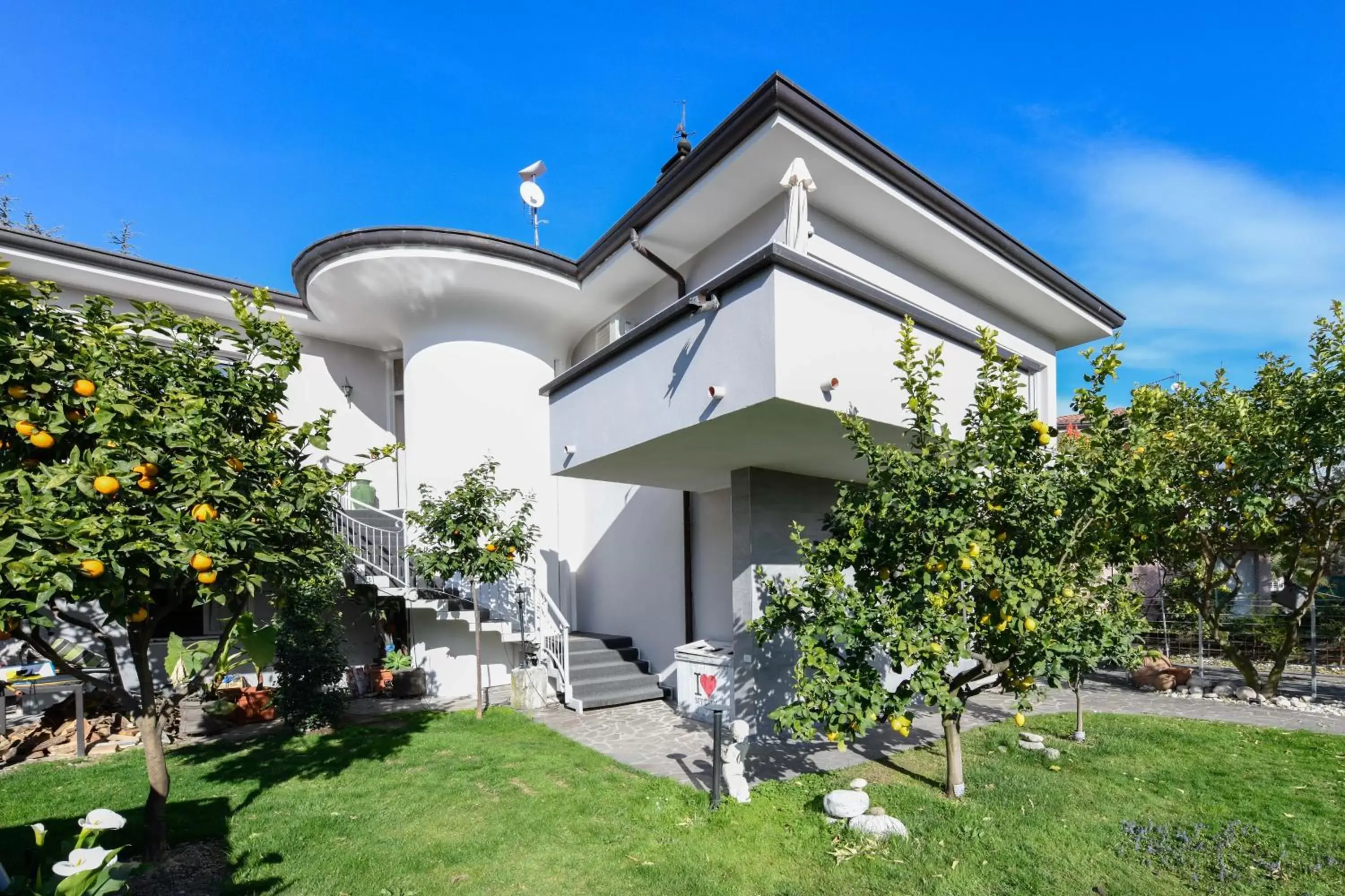 Garden, Property Building in Villa Giulia Rooms & Bike