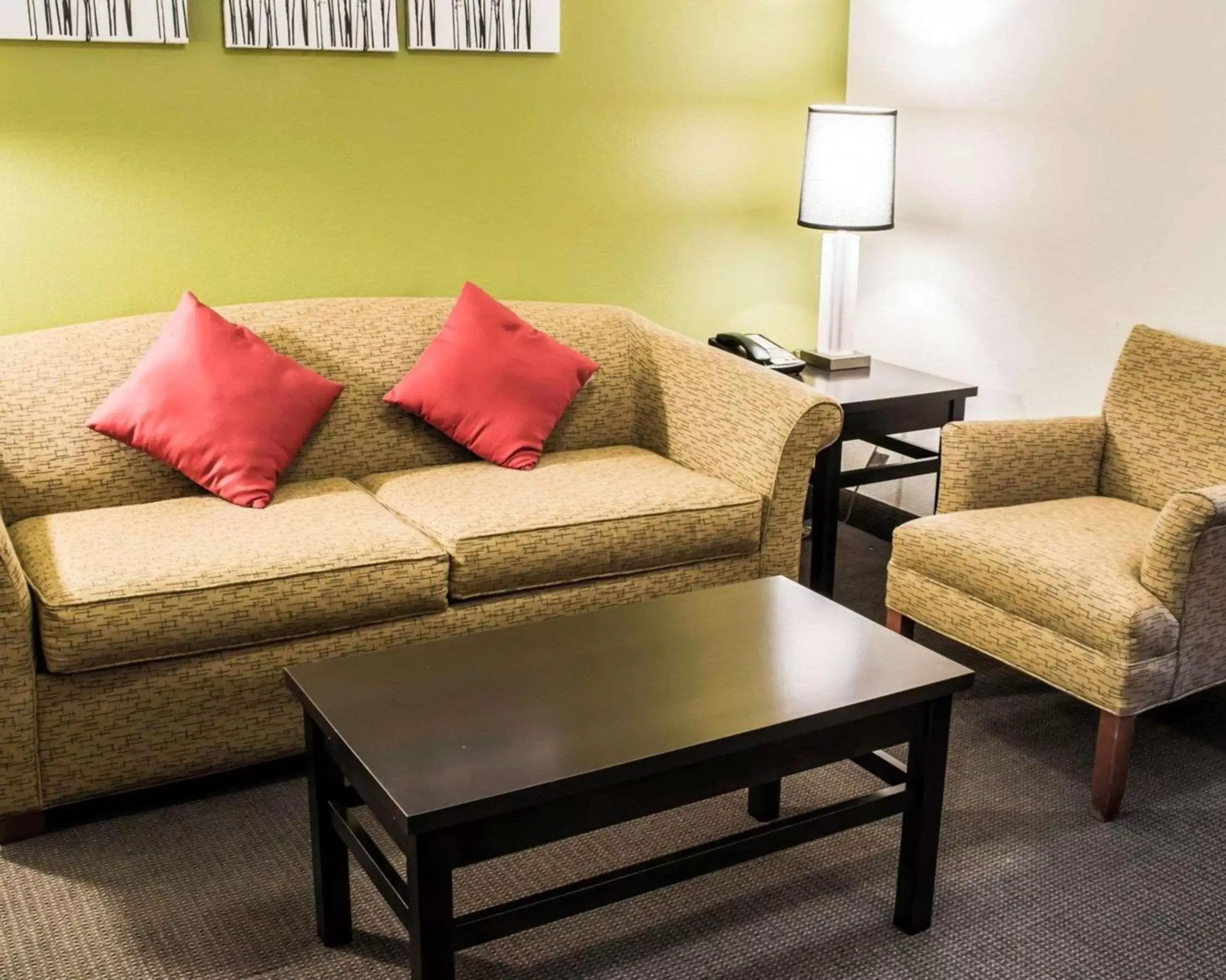 Photo of the whole room, Seating Area in Sleep Inn & Suites Virginia Horse Center