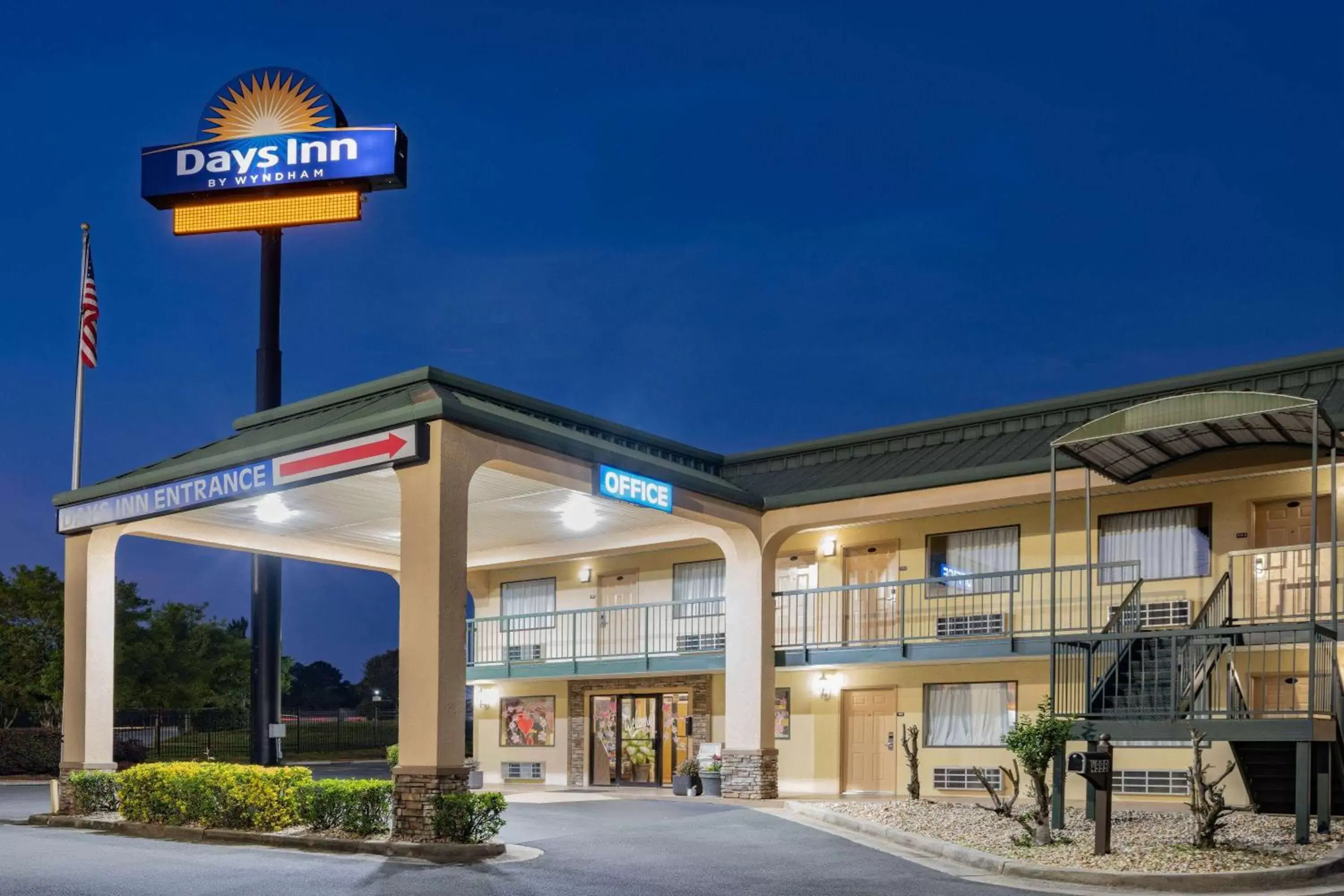 Property building in Days Inn by Wyndham Macon I-475 Property building in Days Inn by Wyndham Macon I-475