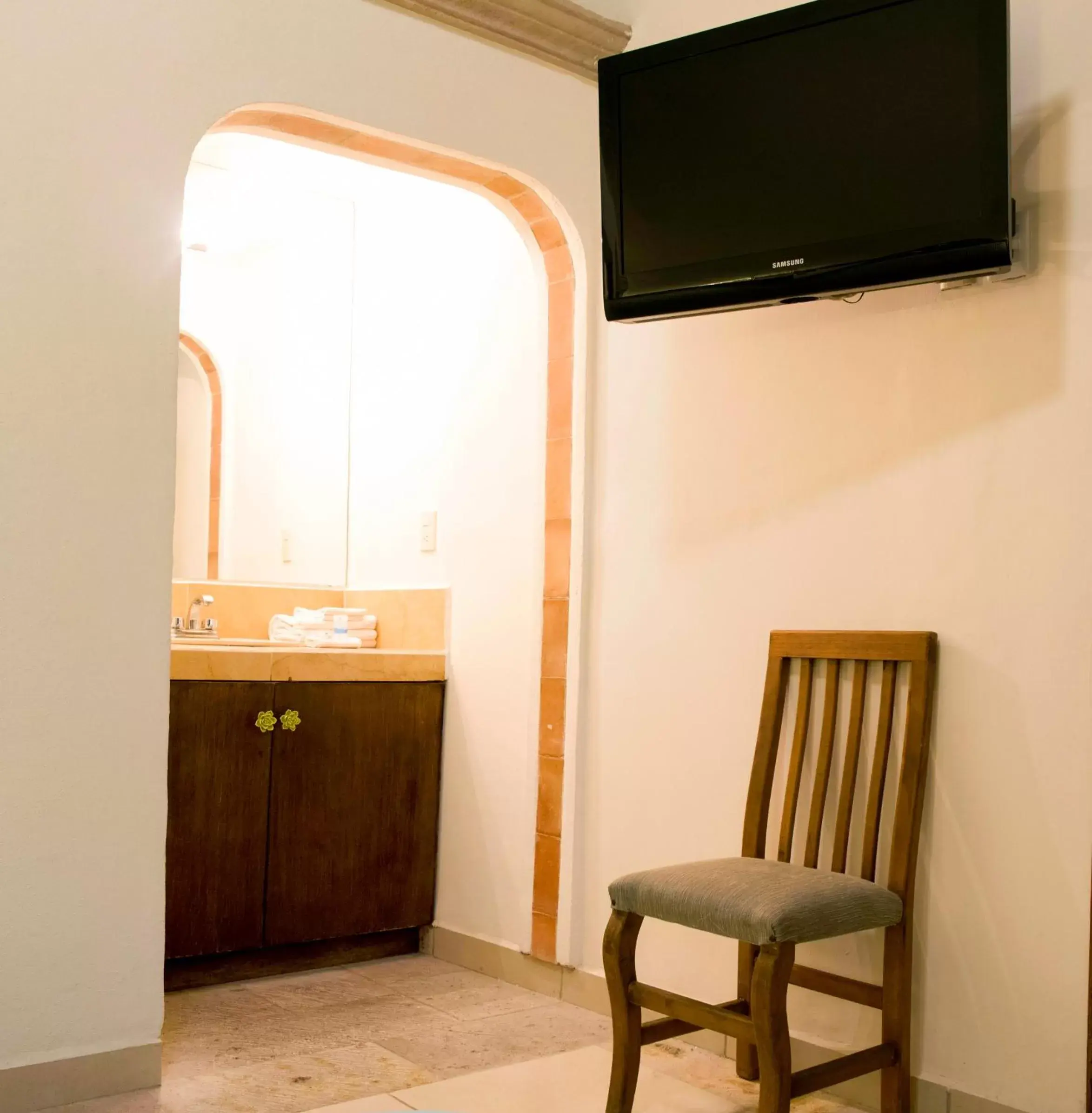 TV/Entertainment Center in Hotel Expres By Hosting House