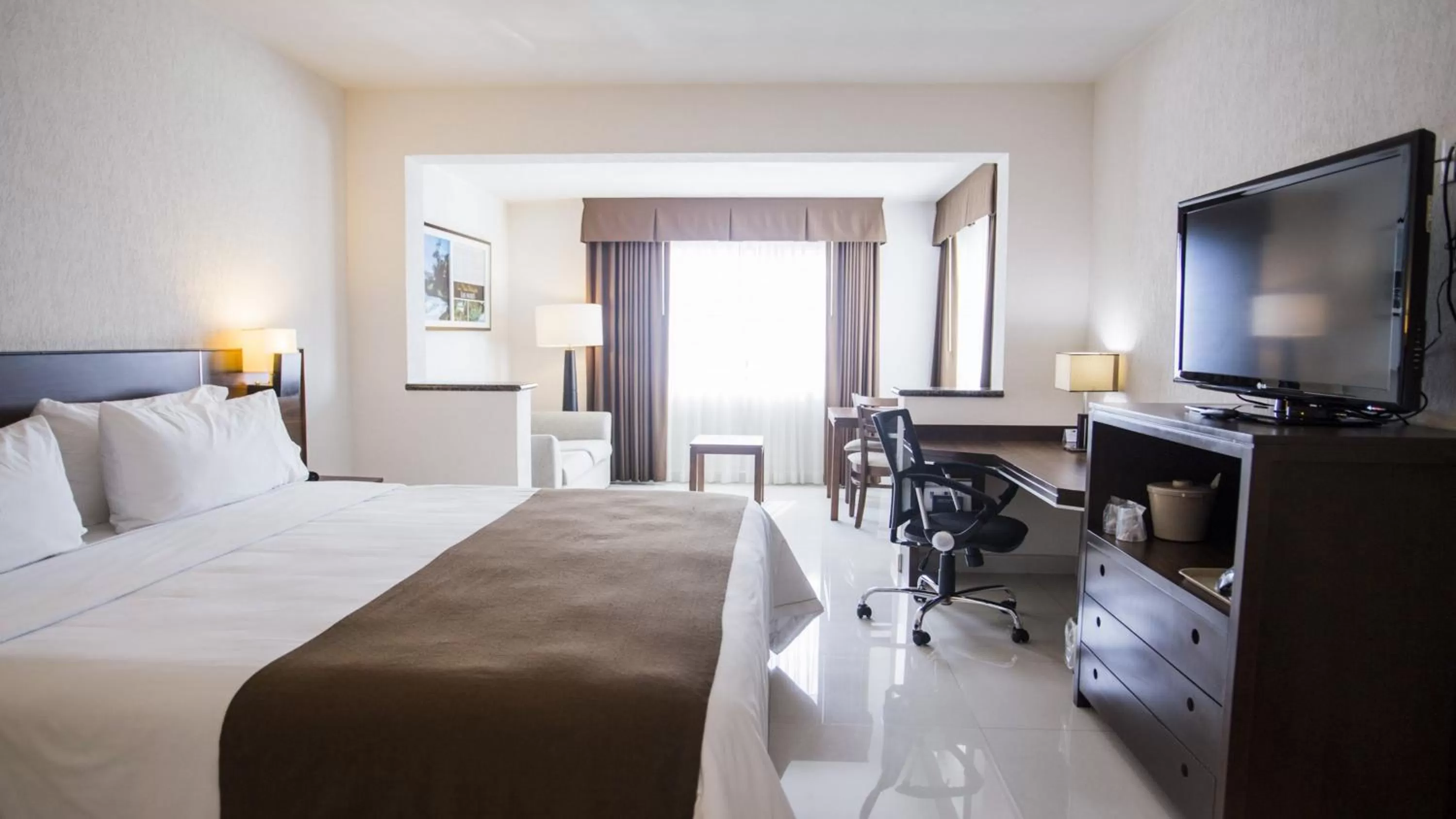Photo of the whole room, Bed in Holiday Inn Express Tuxtla Gutierrez La Marimba by IHG