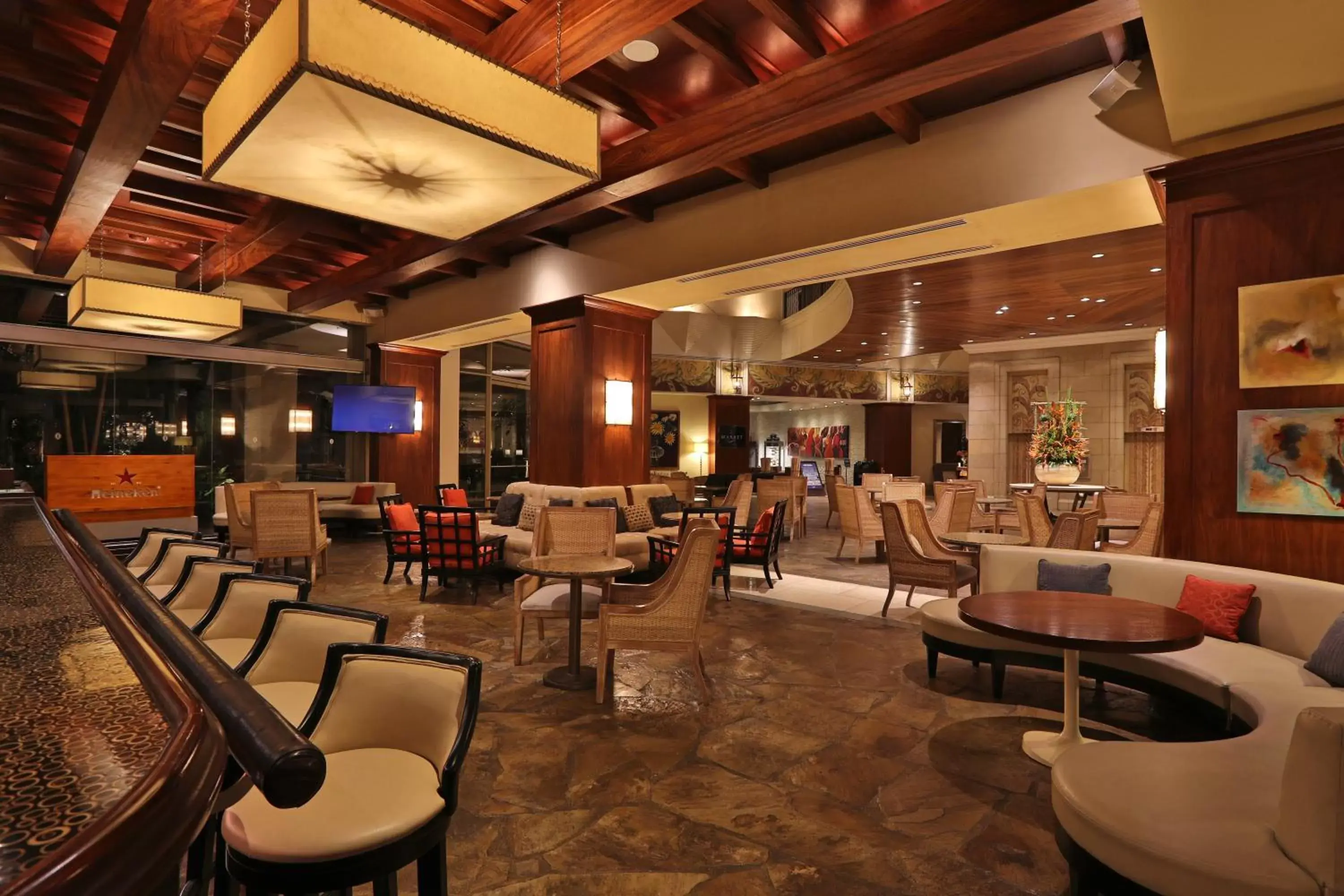 Restaurant/places to eat, Lounge/Bar in Real InterContinental at Multiplaza Mall, an IHG Hotel