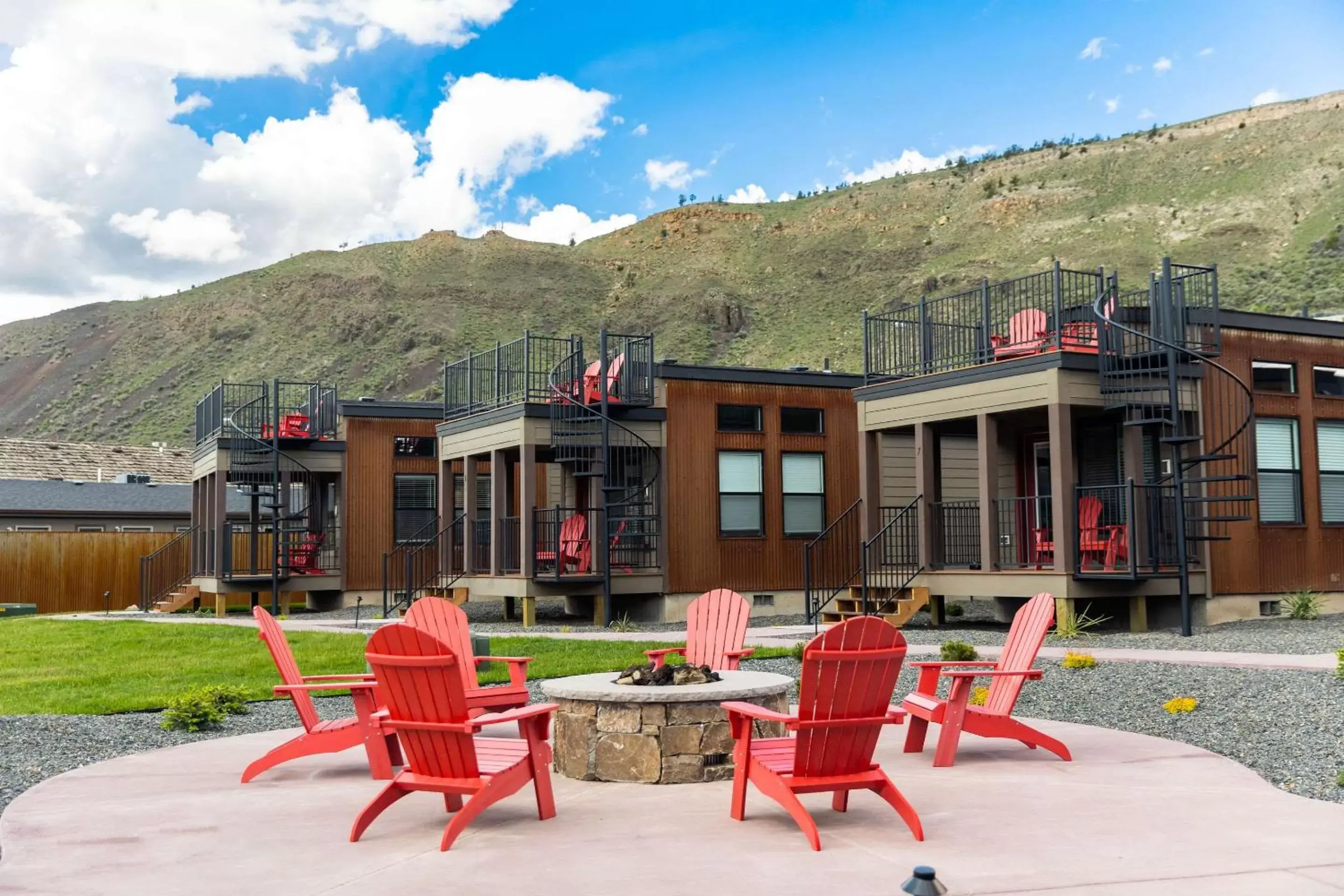 Bedroom, Property Building in The Ridgeline Hotel at Yellowstone, Ascend Hotel Collection