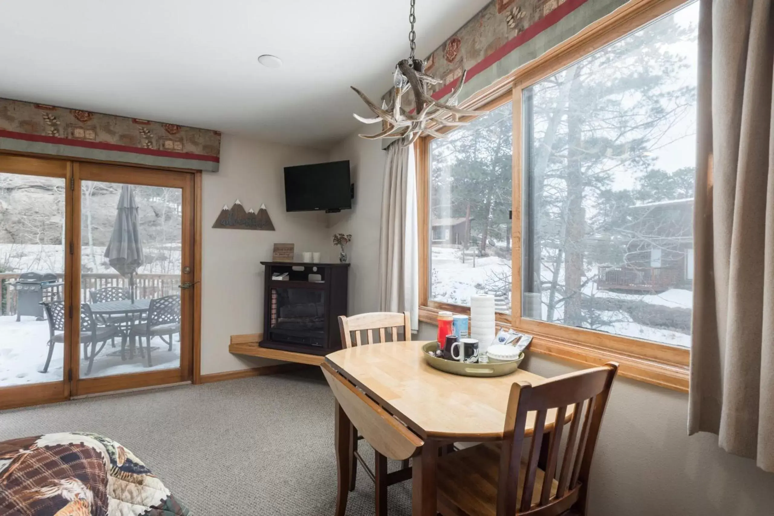 Dining Area in Ponderosa Lodge