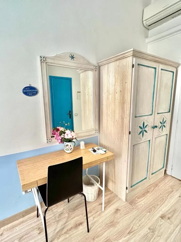 wardrobe in Cicerone Guest House