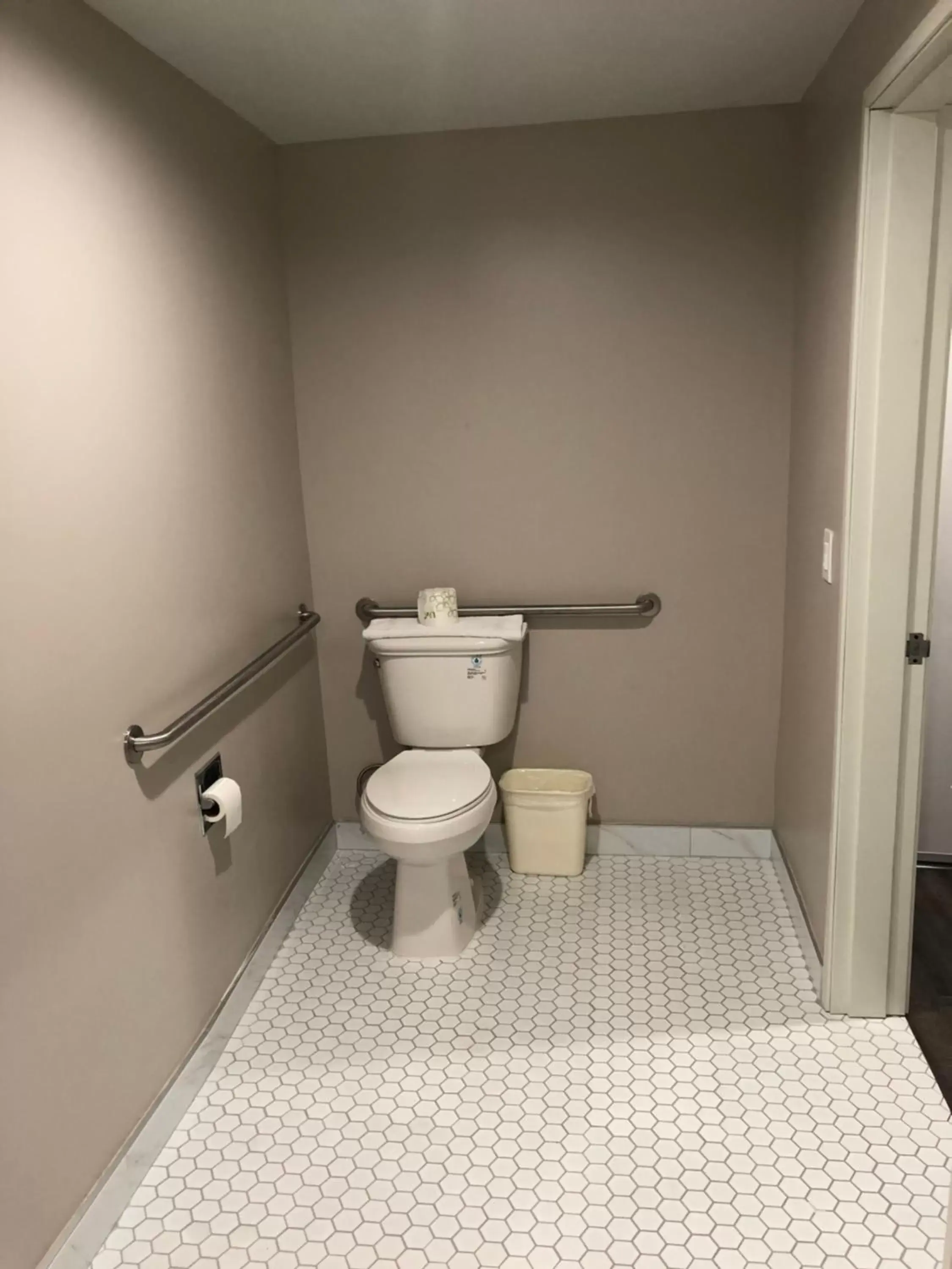 Toilet, Bathroom in Rodeway Inn South Gate - Los Angeles South
