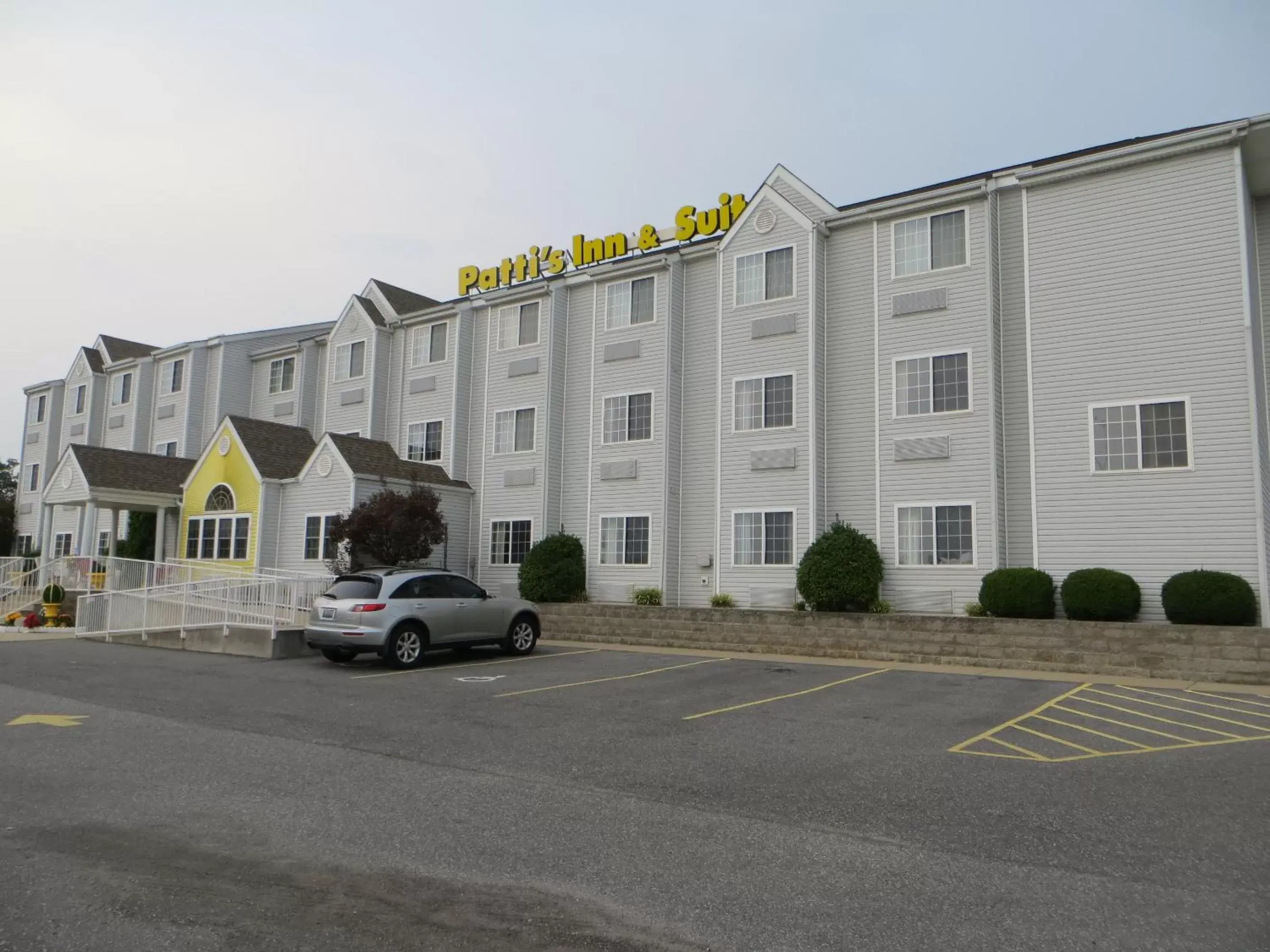Property Building in Patti's Inn and Suites