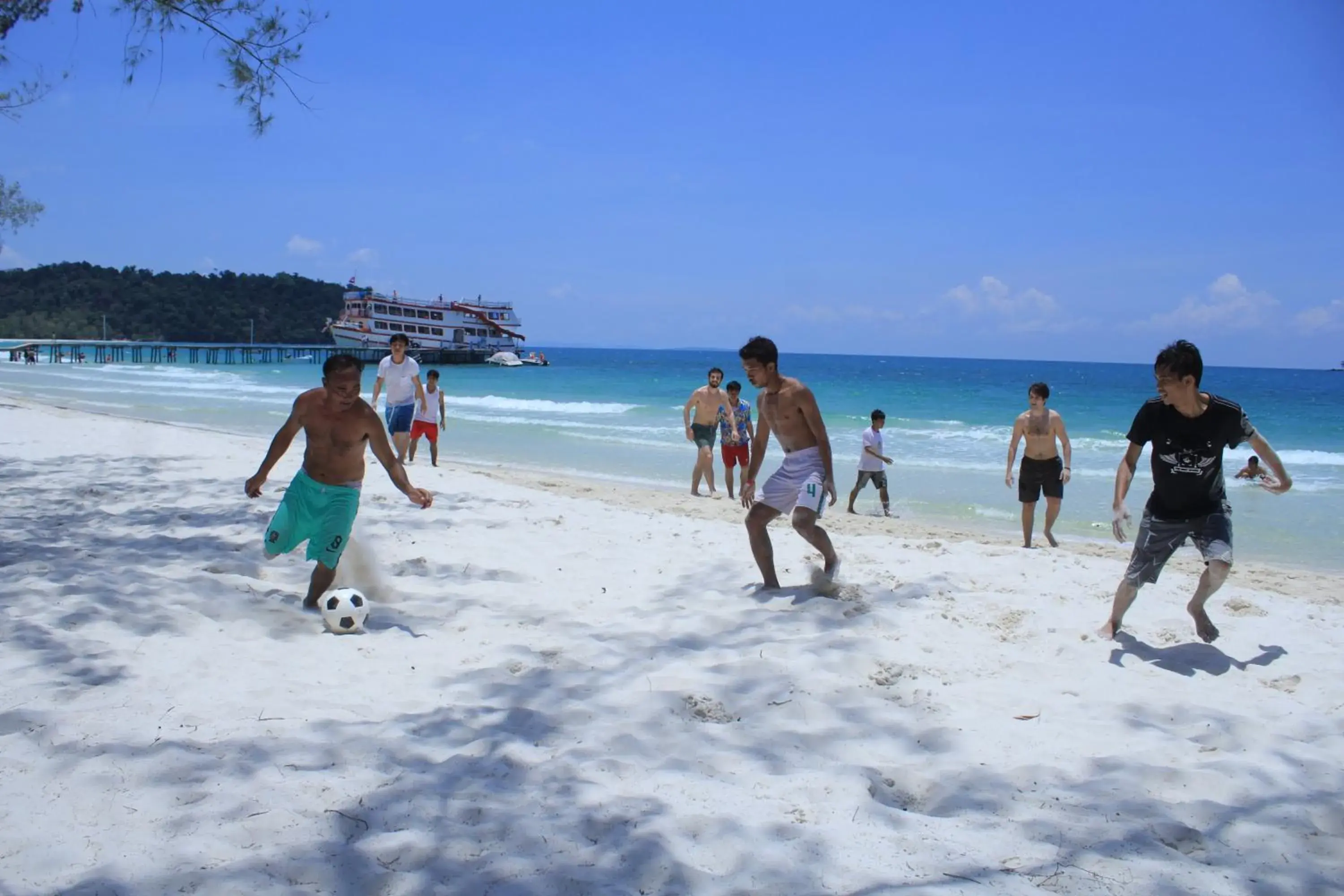 Beach in Long Set Resort