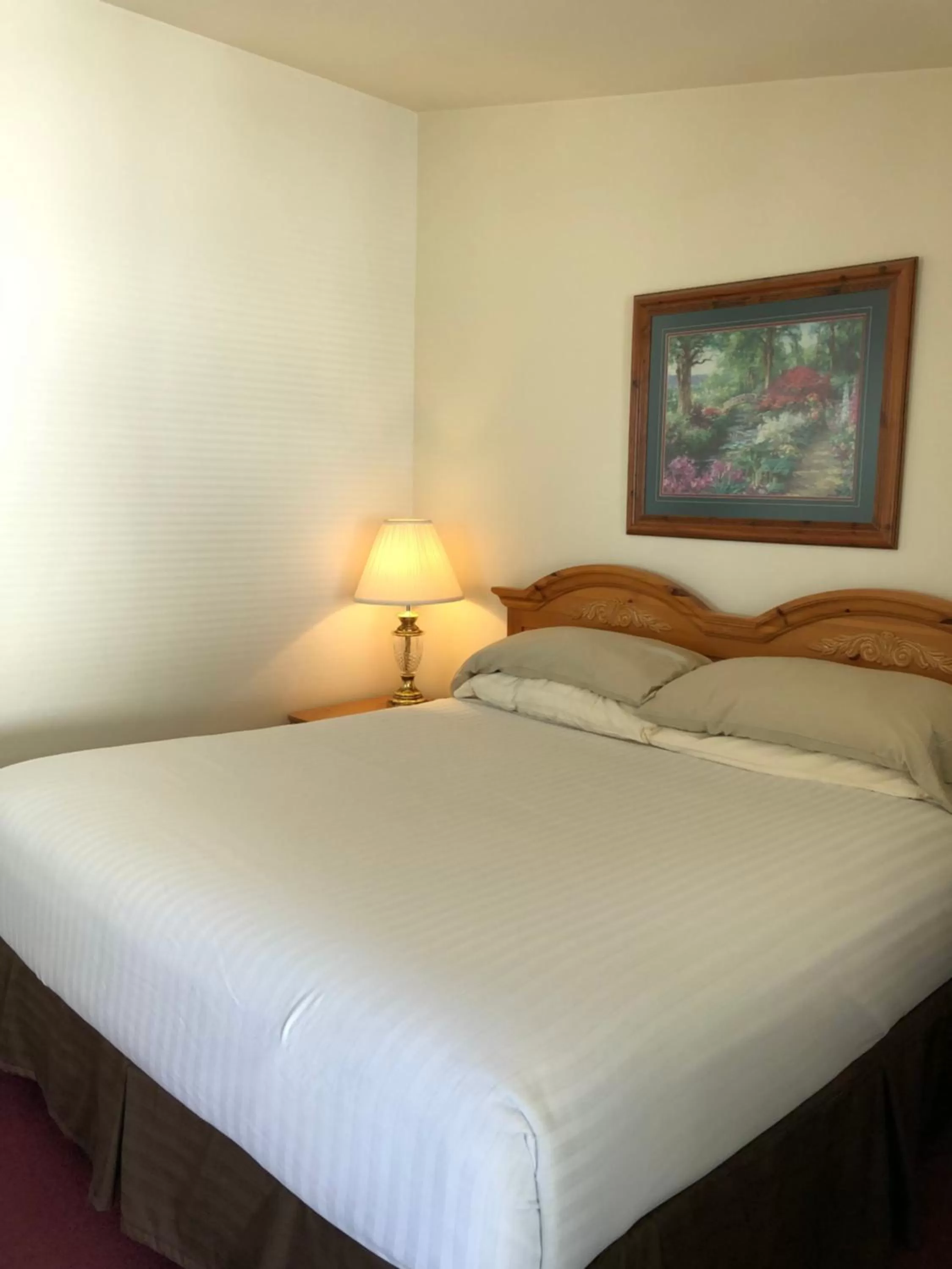 Deluxe King Suite with River View  in The Landmark Inn