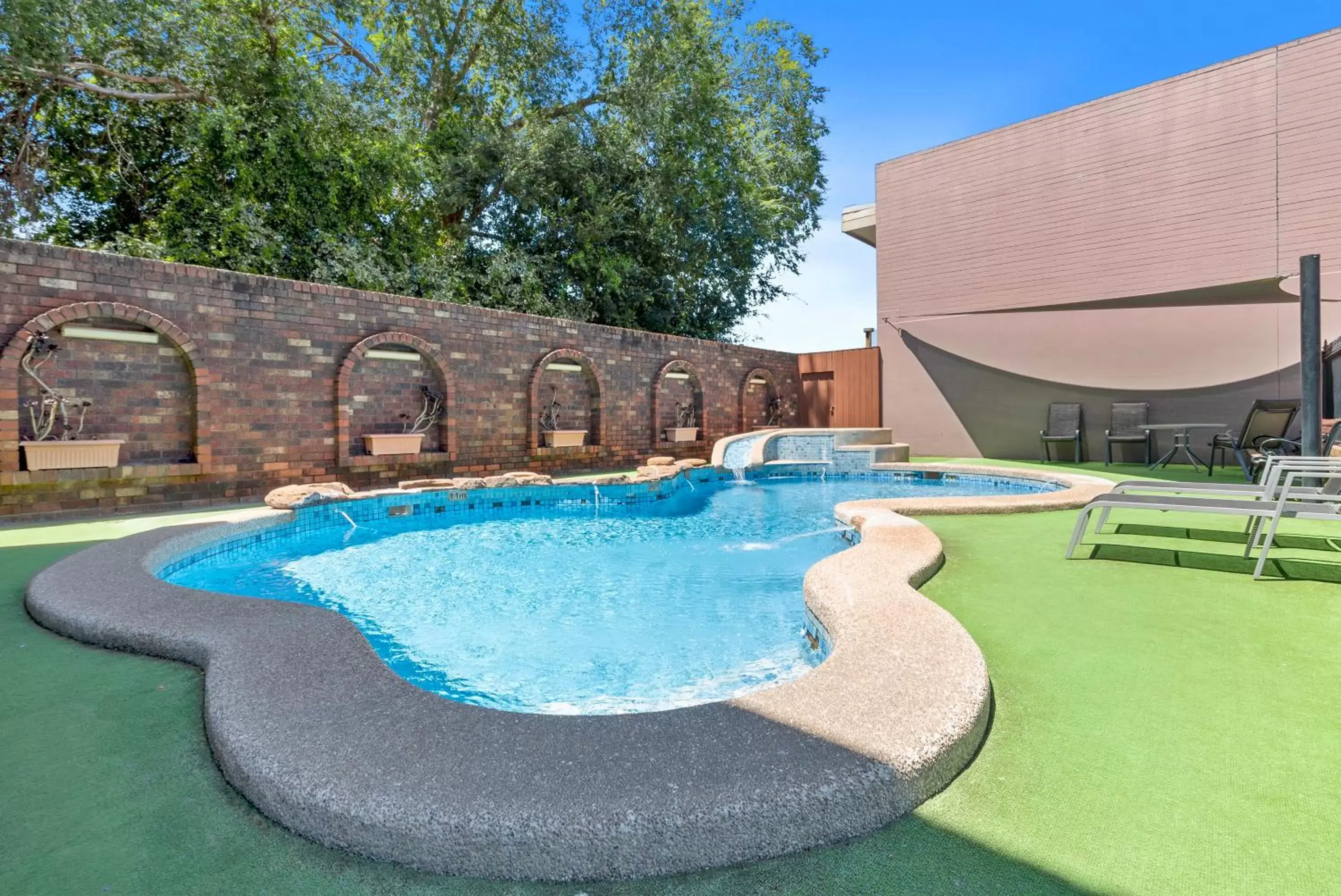 Swimming Pool in Quality Hotel Sherbourne Terrace