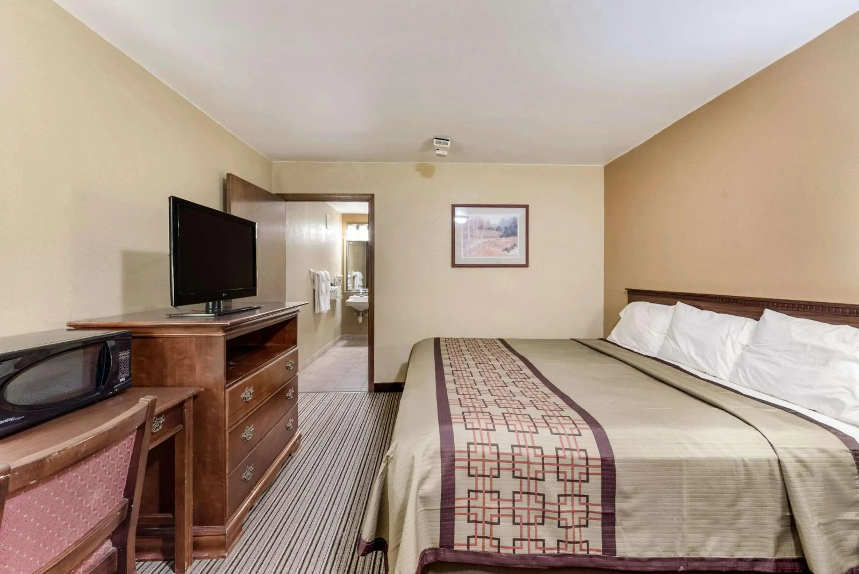 Photo of the whole room, TV/Entertainment Center in Rodeway Inn