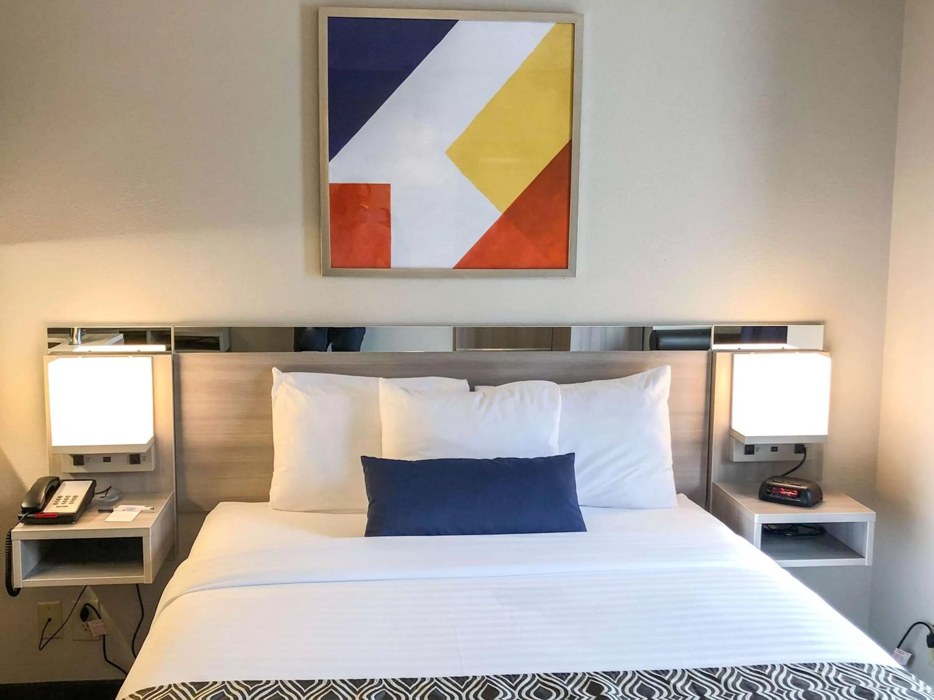 Photo of the whole room, Bed in Microtel Inn & Suites by Wyndham Eagan/St Paul