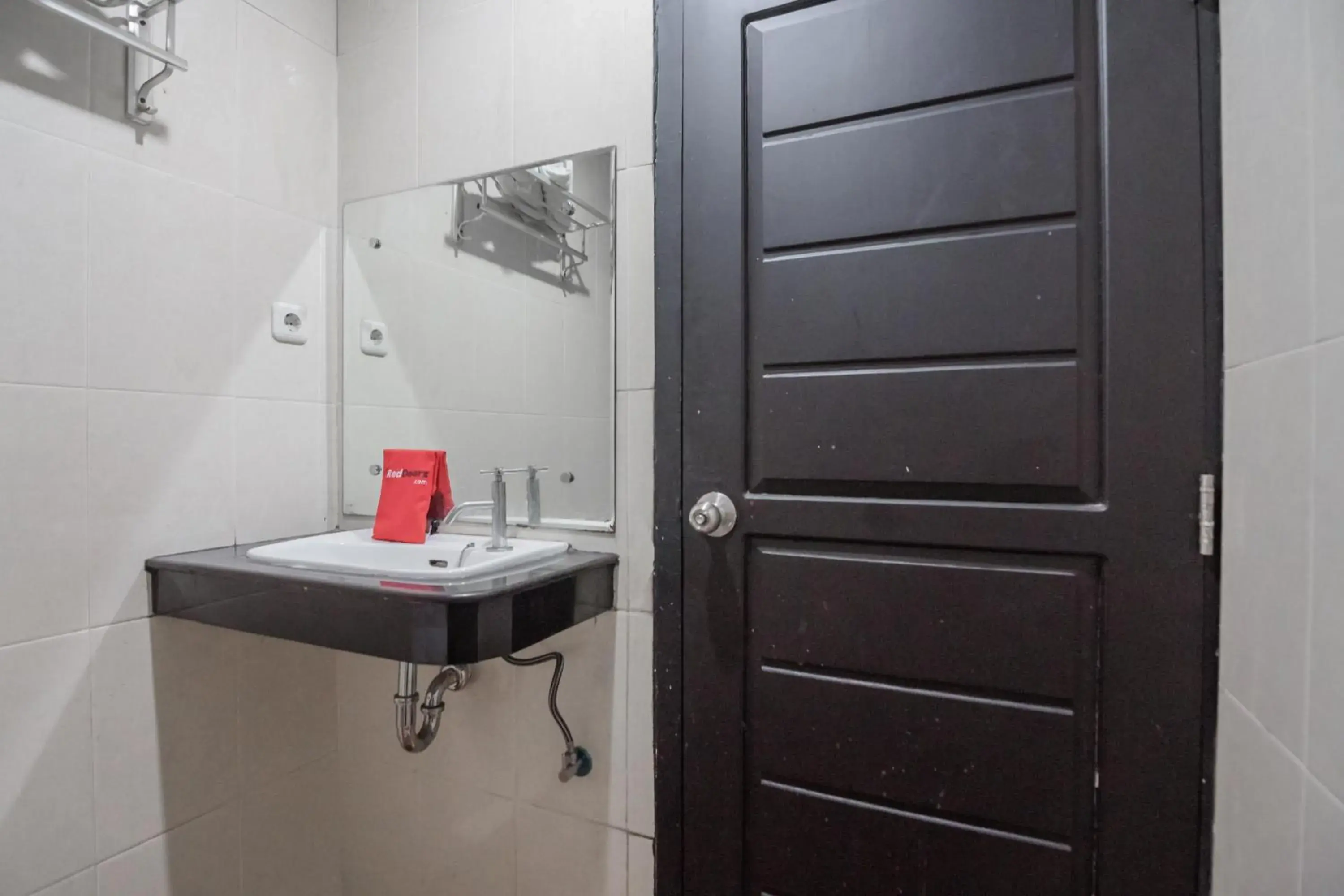 Bathroom in RedDoorz Syariah near Jamtos Jambi