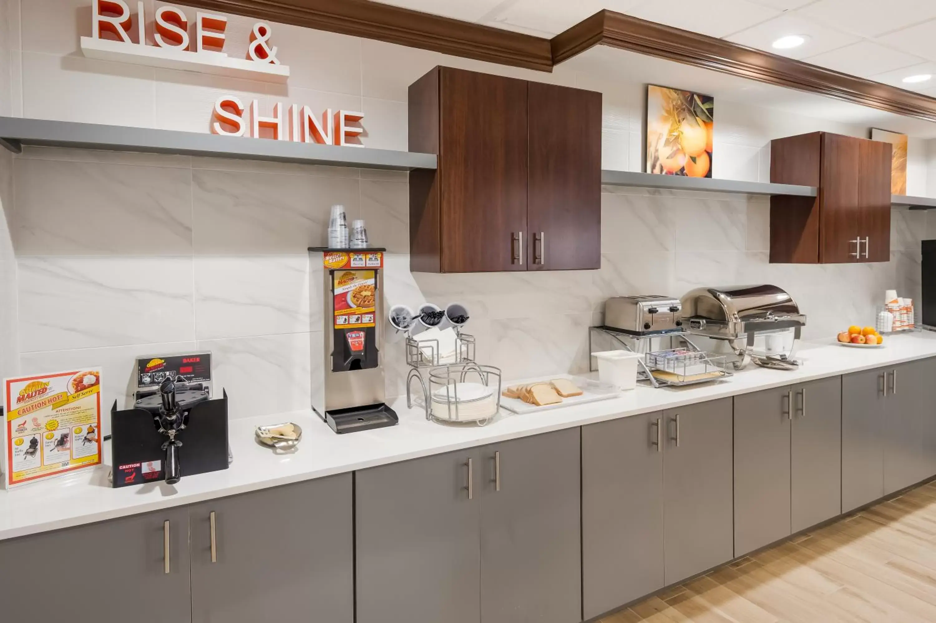 Buffet breakfast, Kitchen/Kitchenette in Comfort Inn & Suites Fishers - Indianapolis