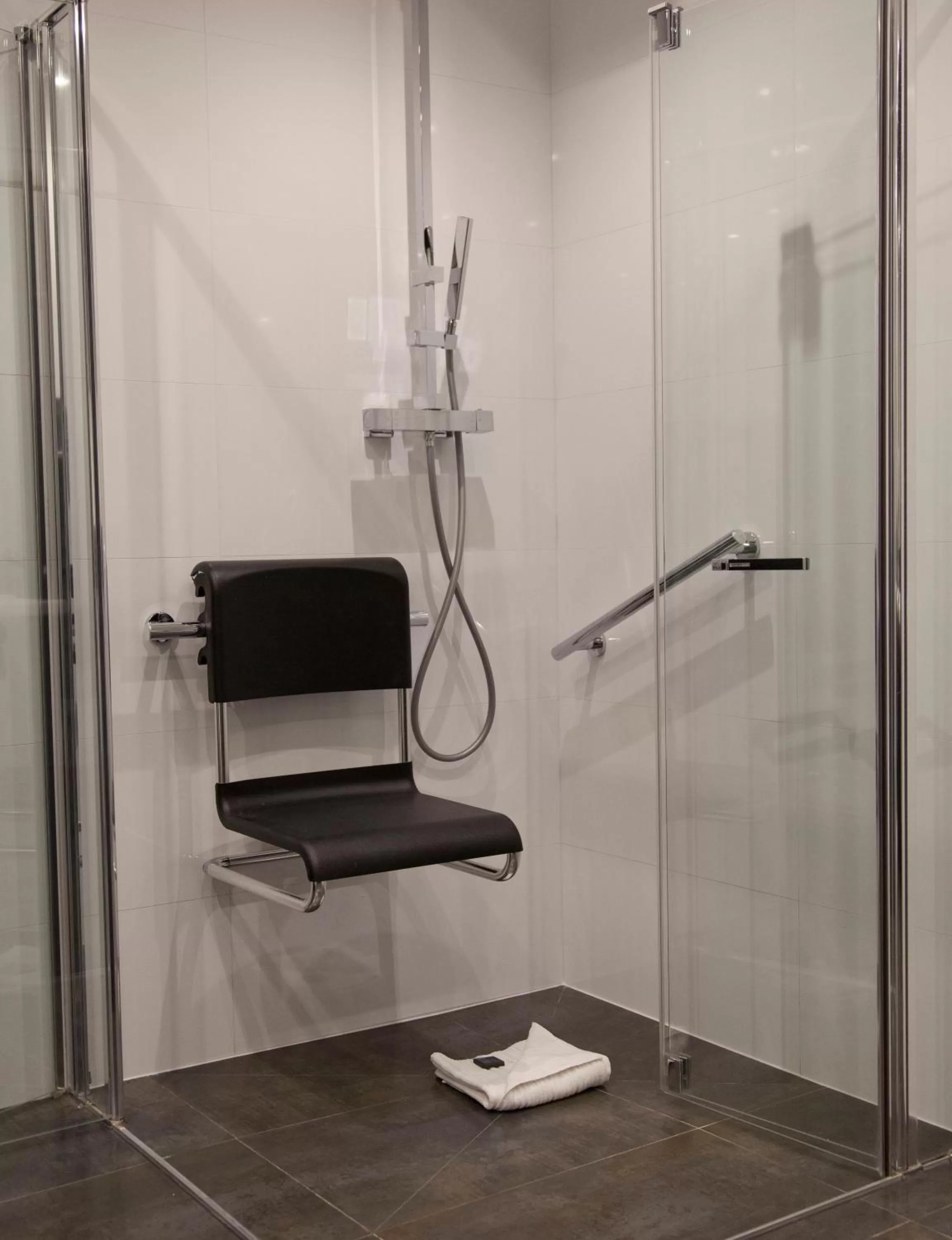 Shower in L'Empire Paris - Louvre