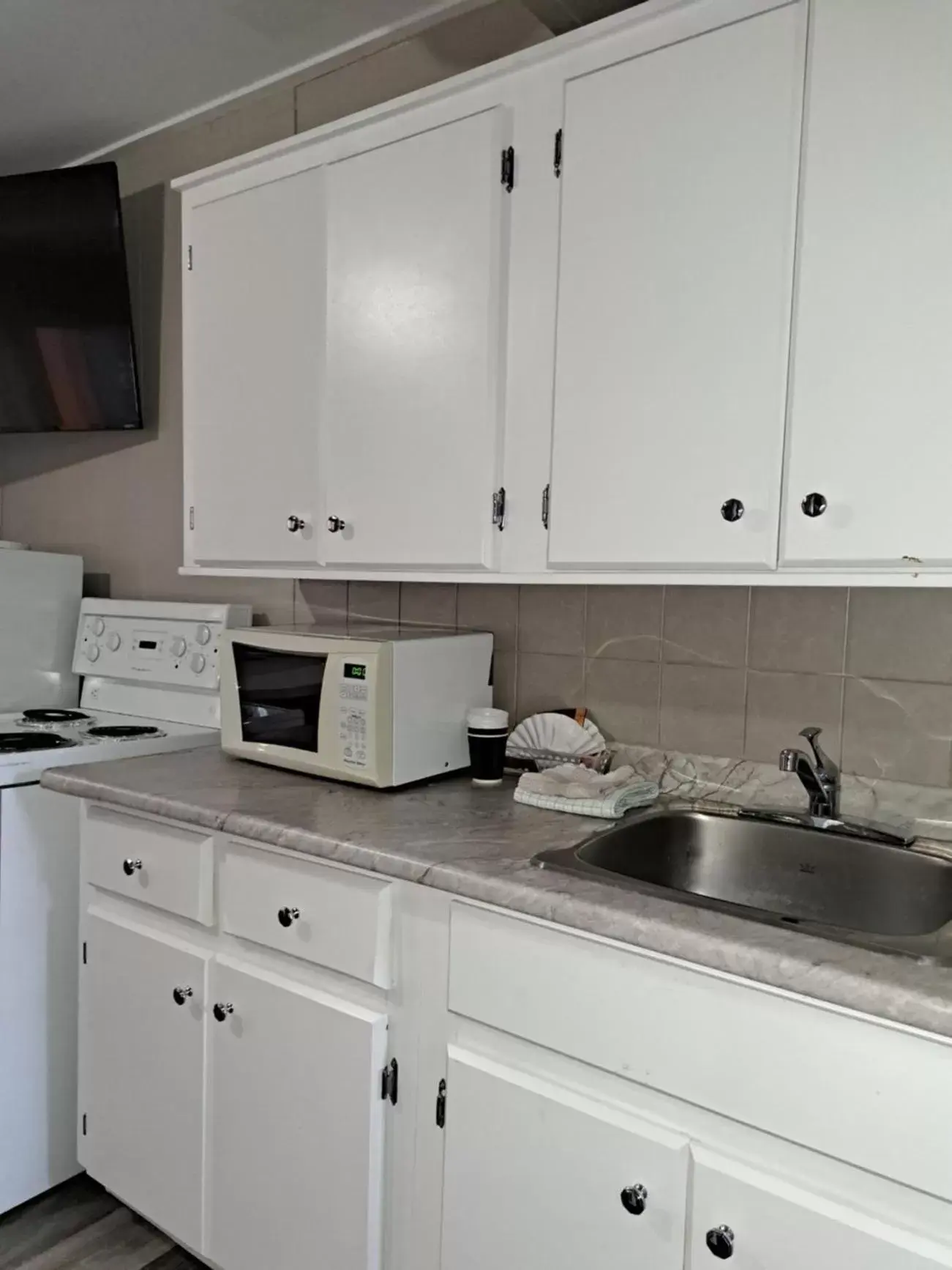 Kitchen or kitchenette, Kitchen/Kitchenette in Richter Pass Beach Resort