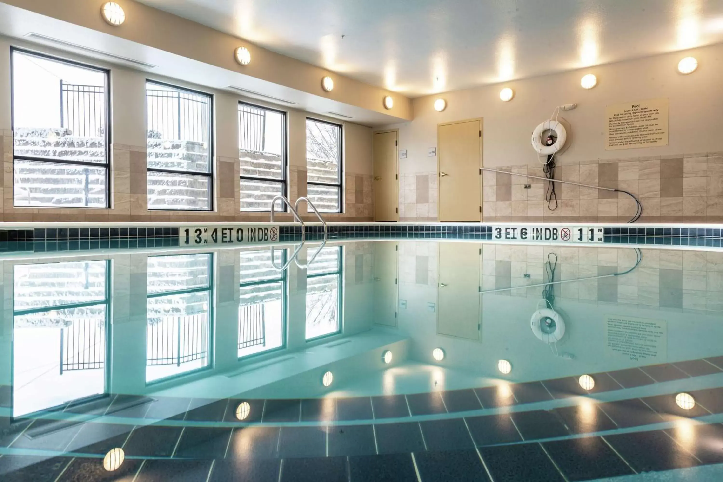 Swimming Pool in Hampton Inn St. Joseph