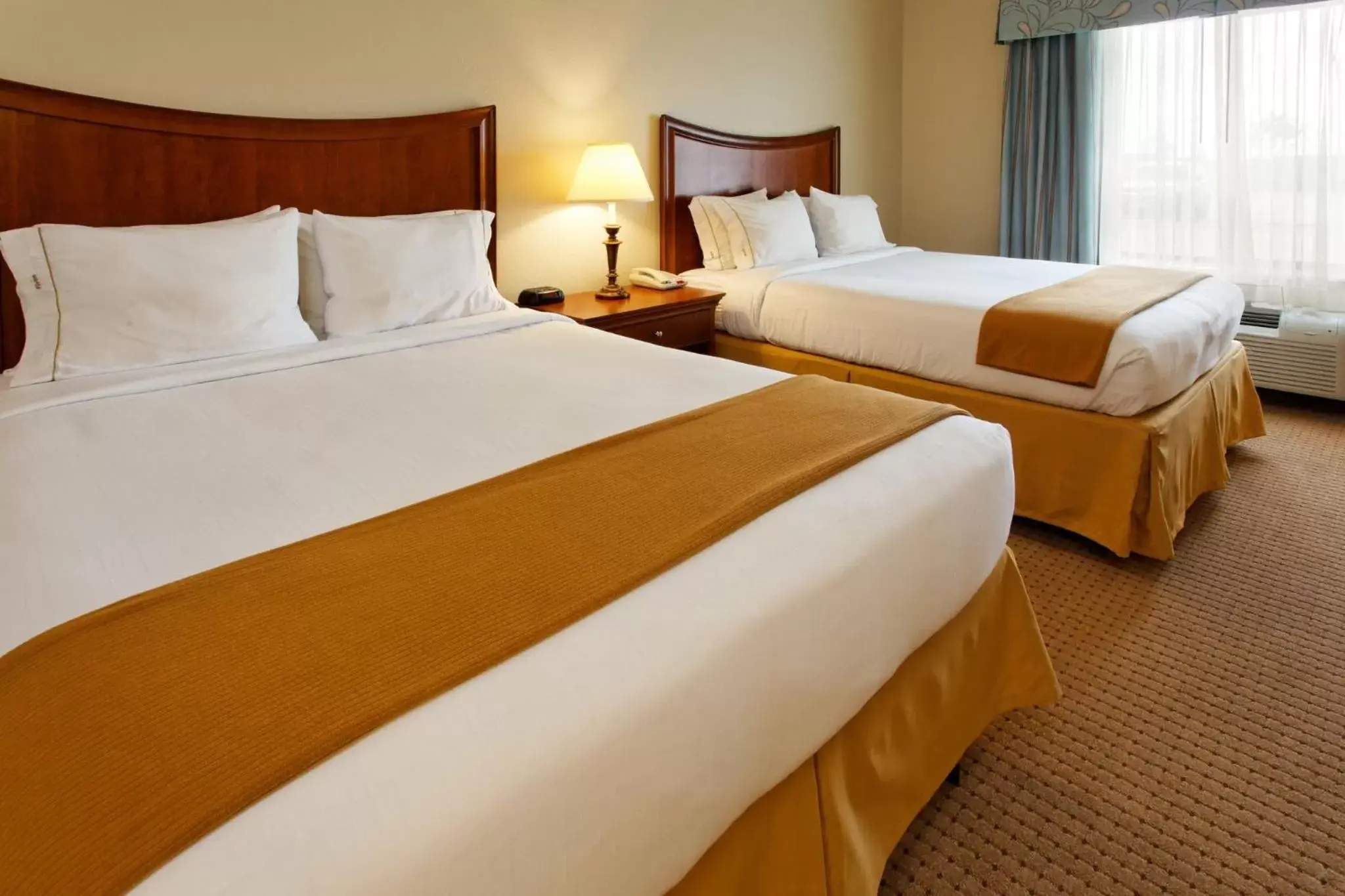 Photo of the whole room, Bed in Holiday Inn Express Hotel & Suites Mansfield, an IHG Hotel