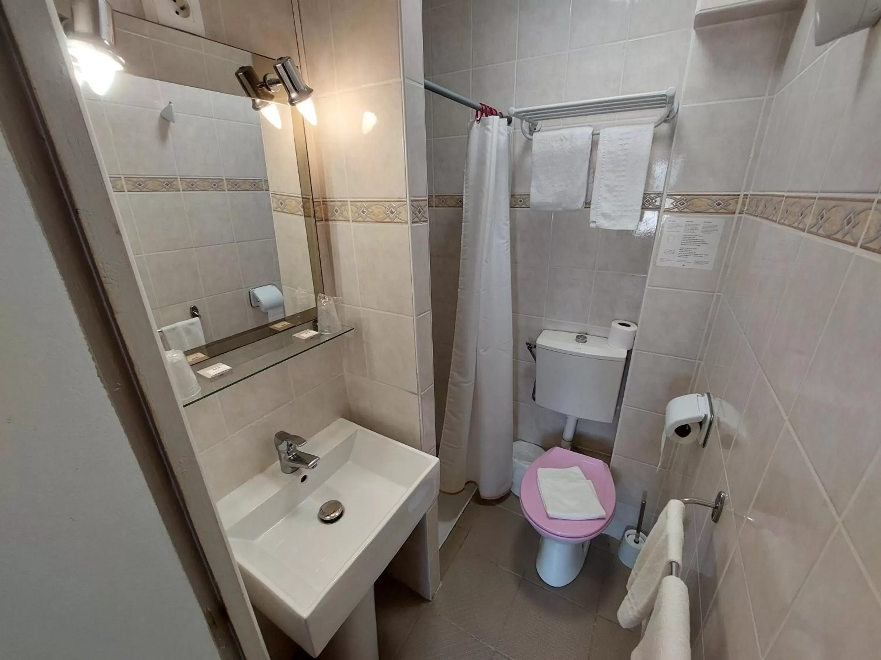 Bathroom in Logis Hôtel - Les Pasteliers