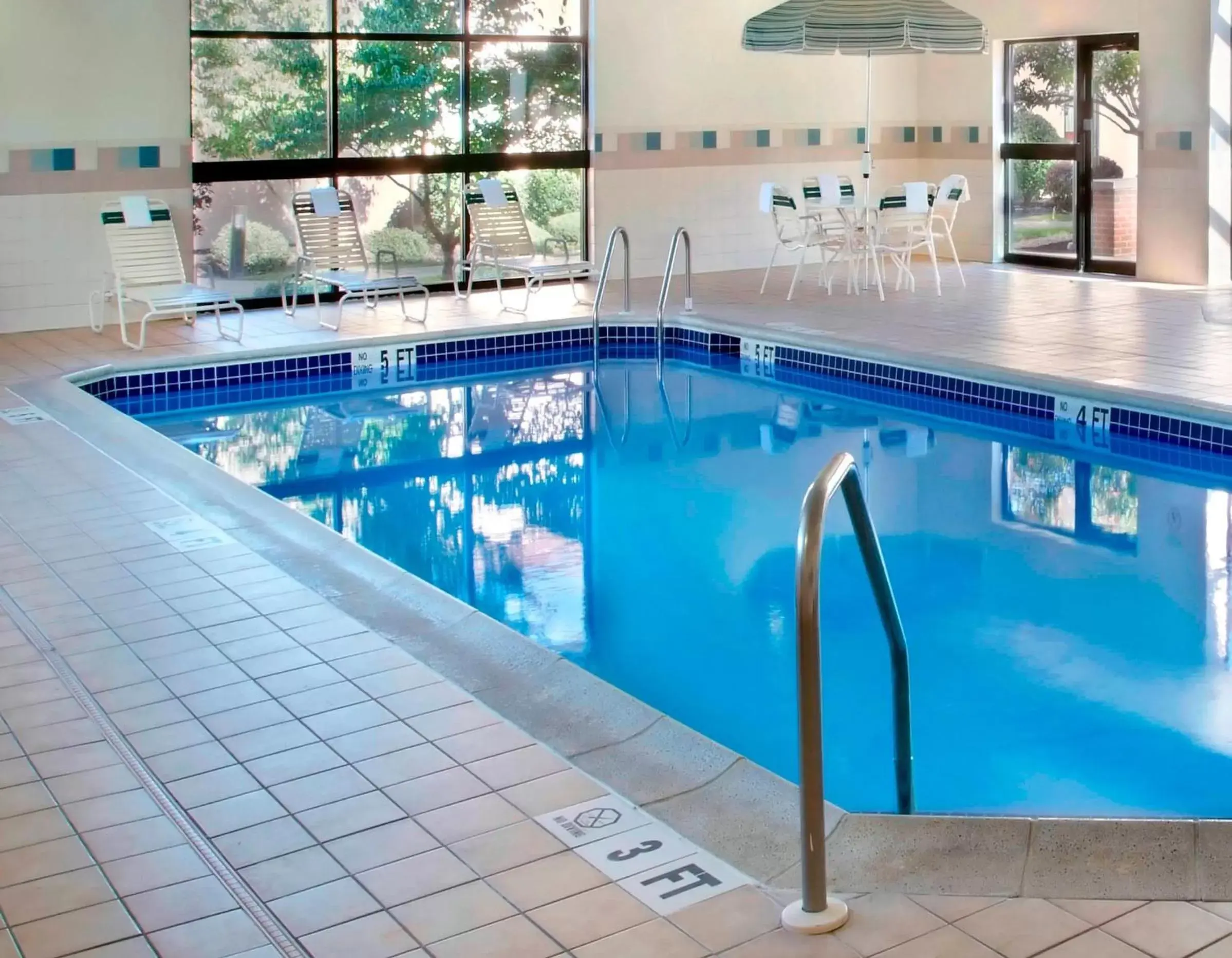 Swimming Pool in Sonesta Select Newark Christiana Mall