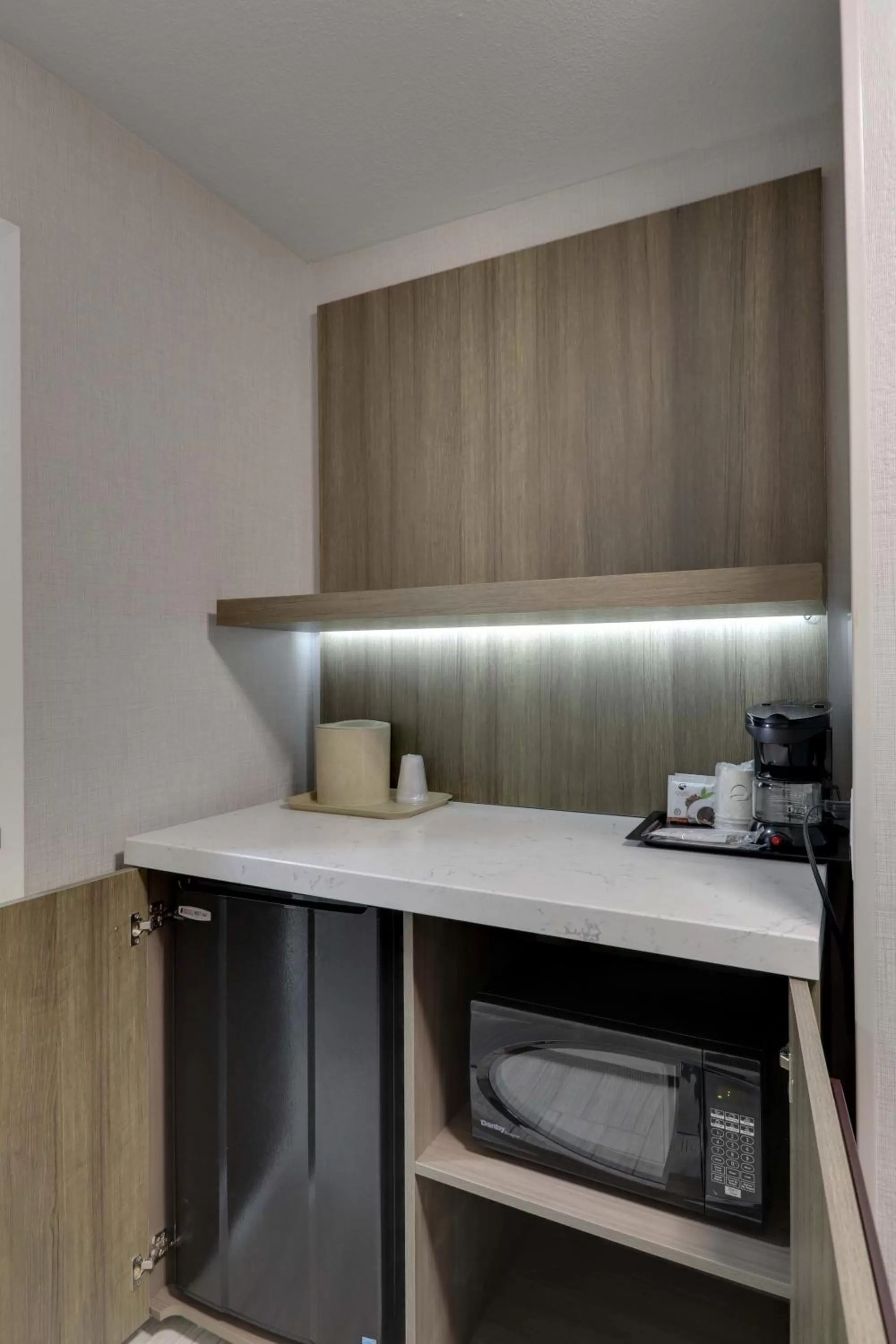 Coffee/tea facilities, Kitchen/Kitchenette in Modesto Hotel - Gateway to Yosemite