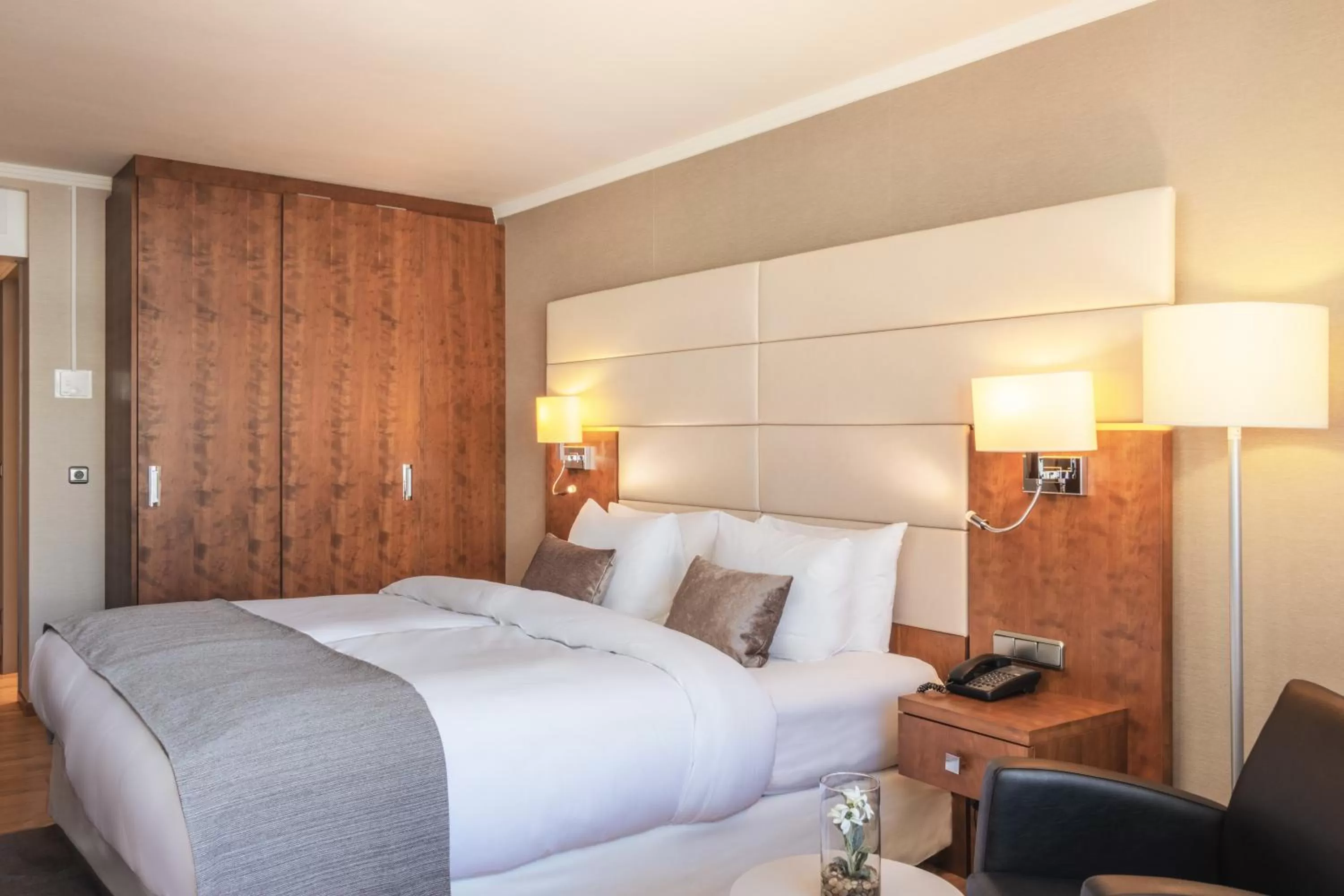 Photo of the whole room, Bed in Crowne Plaza Frankfurt Congress Hotel by IHG