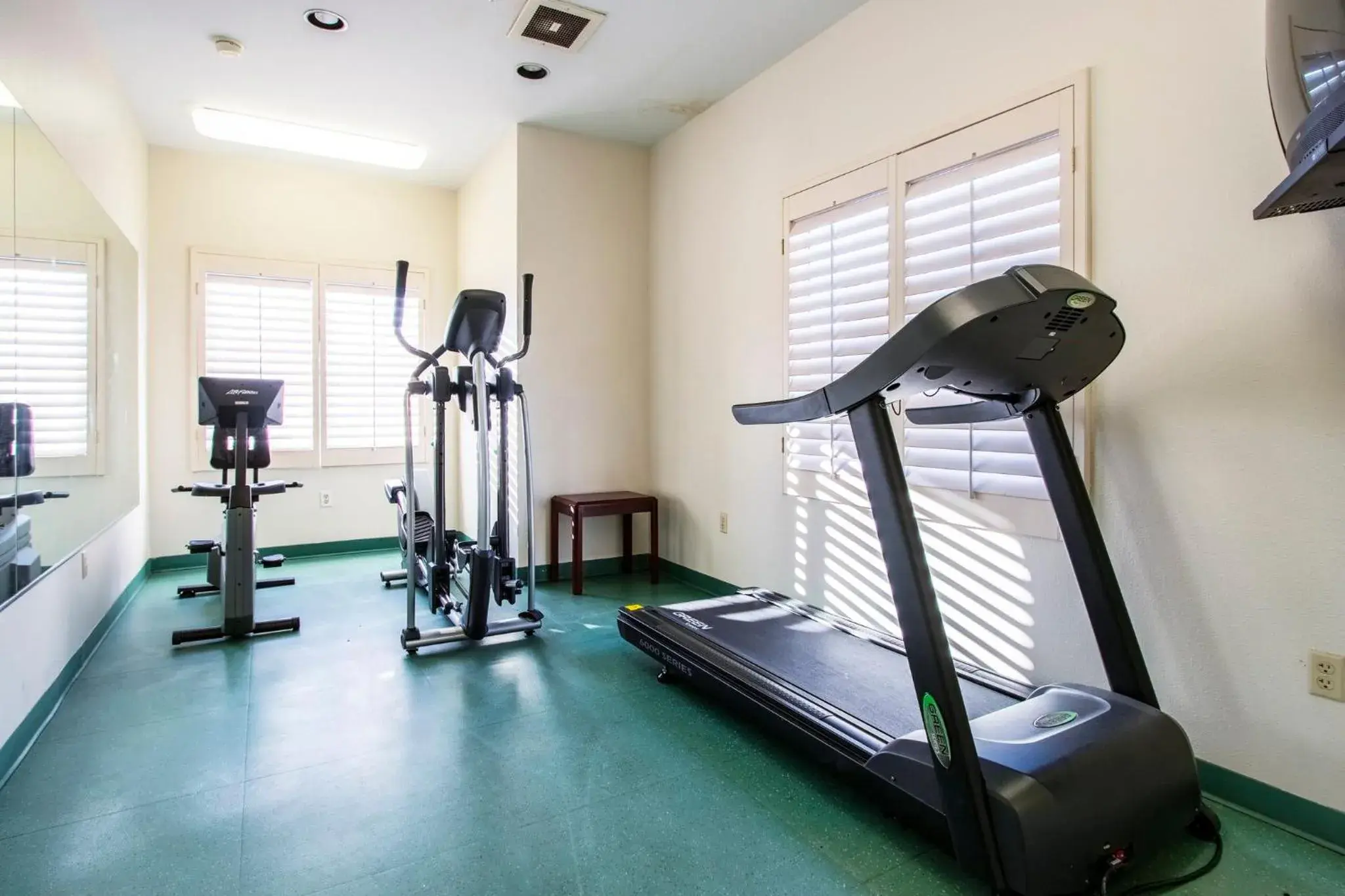 Fitness centre/facilities, Fitness Center/Facilities in HomeTowne Studios by Red Roof Phoenix - Black Canyon Highway