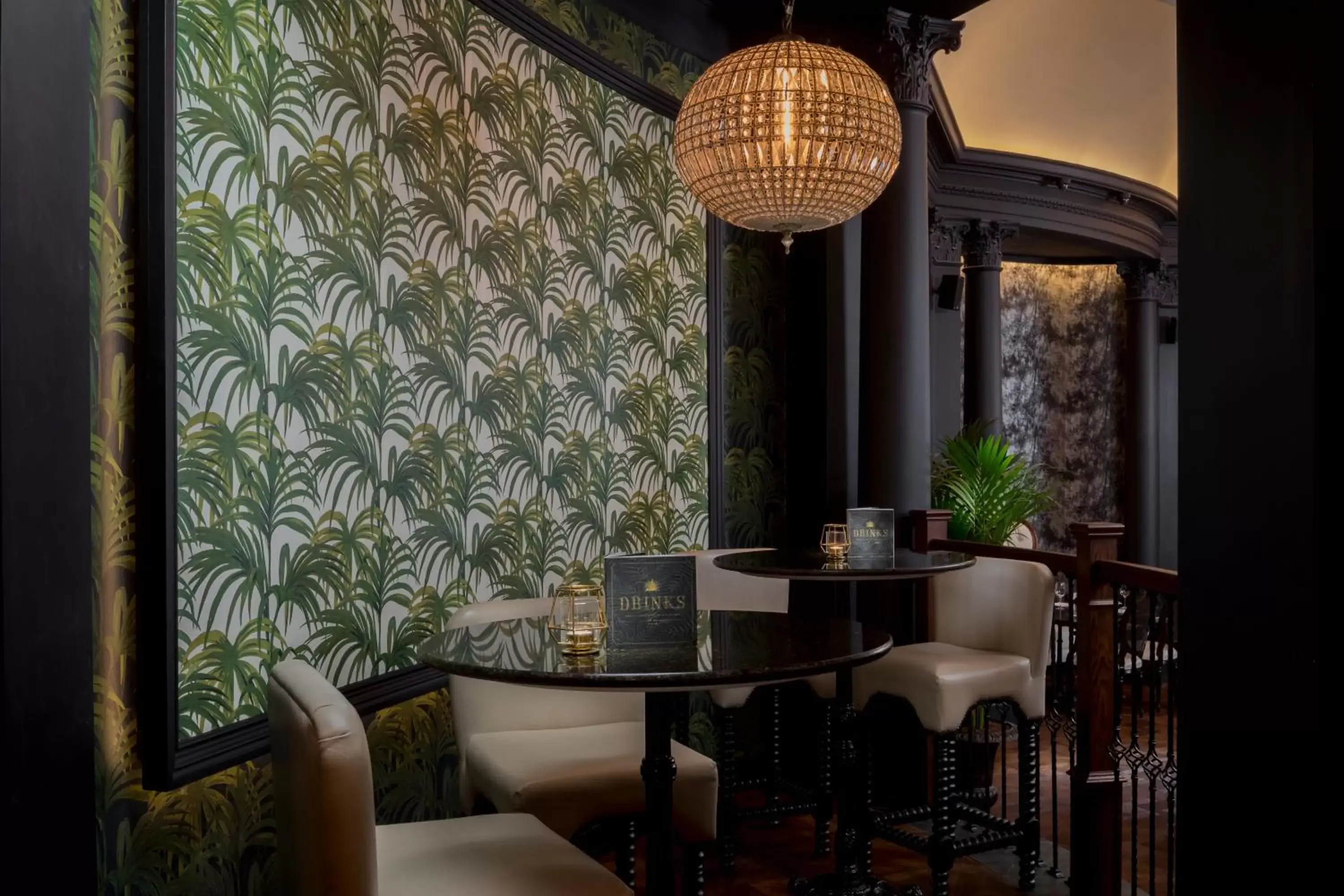 Lounge or bar, Dining Area in The Queens Hotel