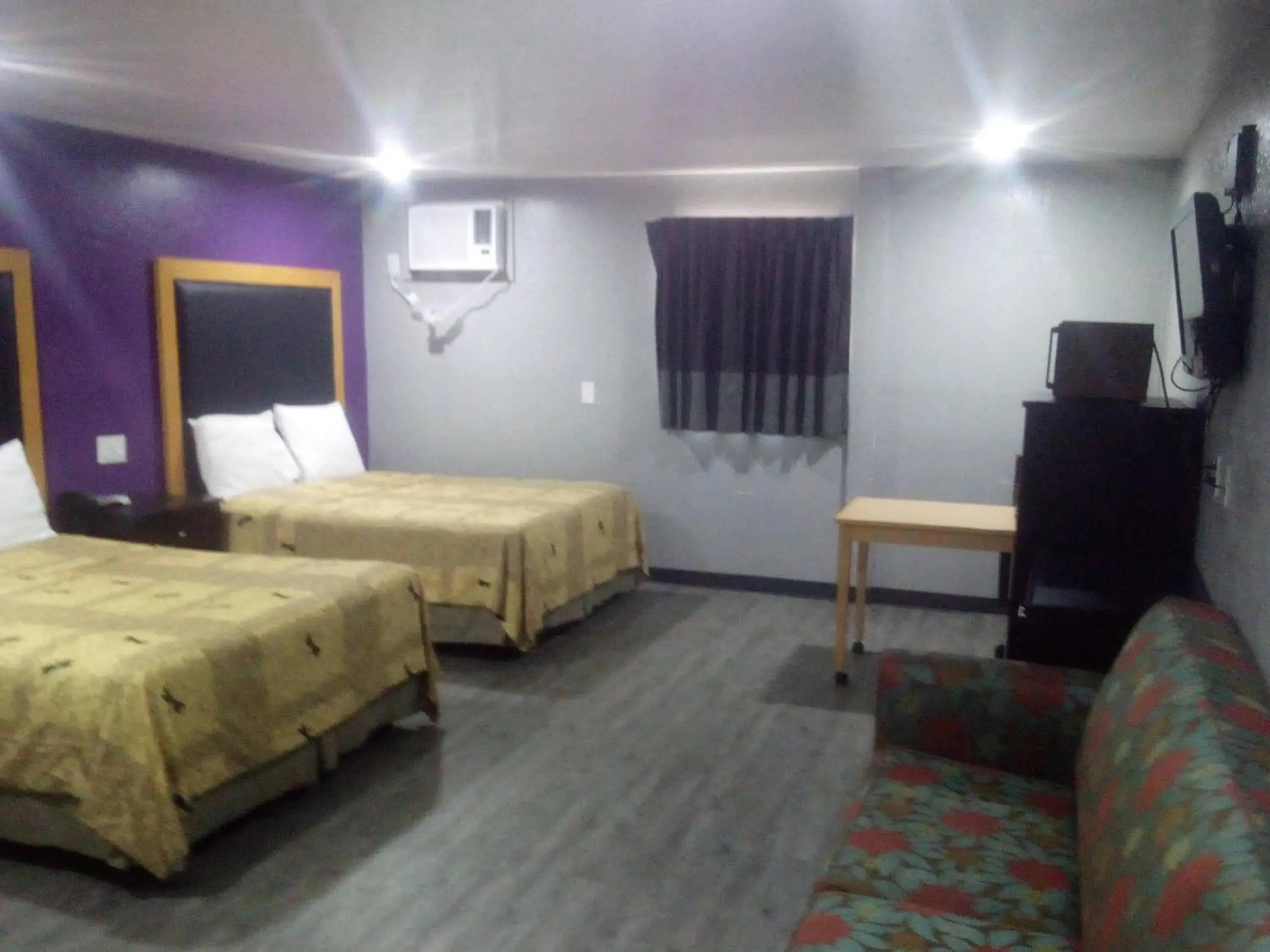 Bed in Coachman's Inn & Suites