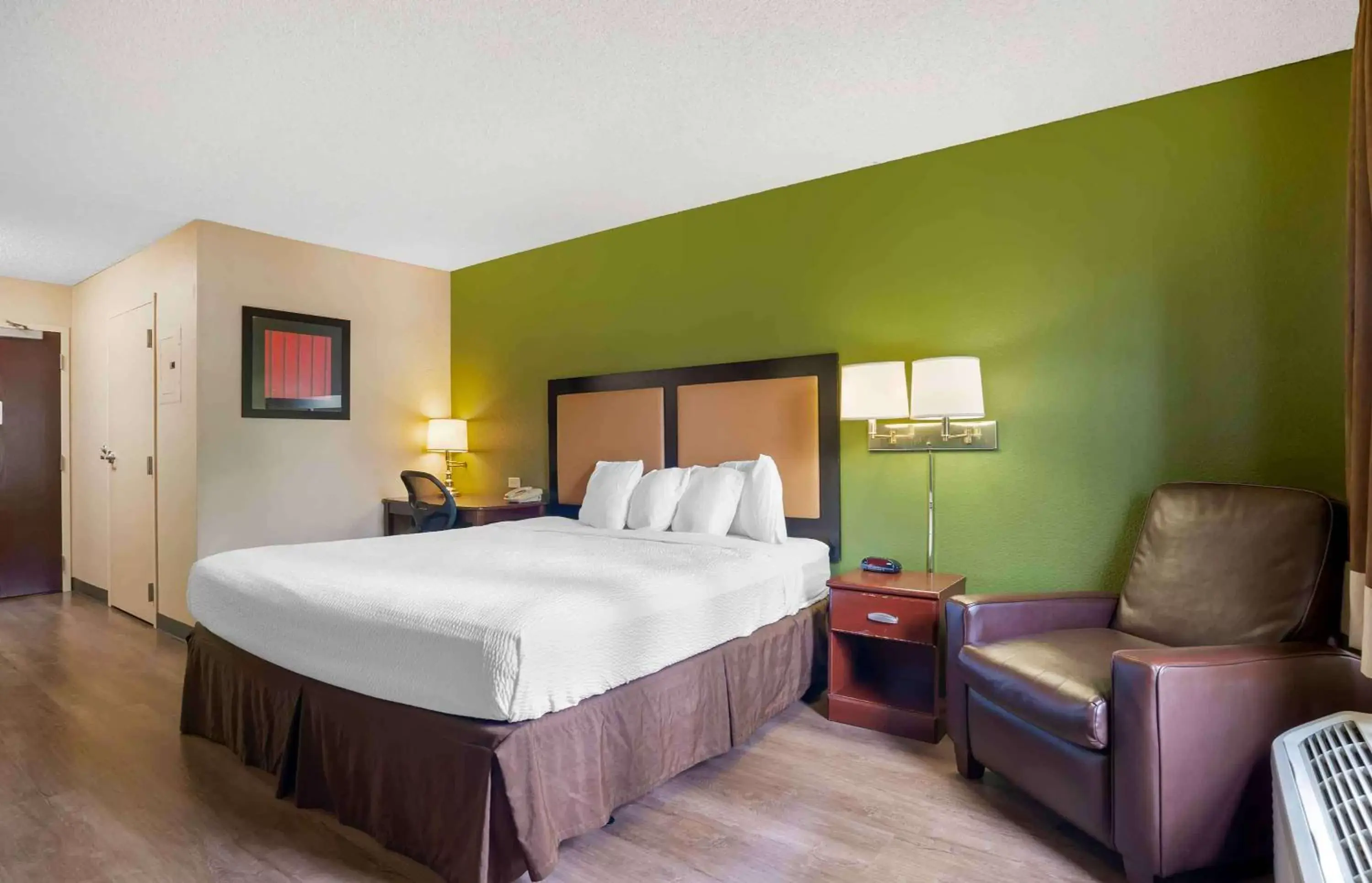 Bedroom, Bed in Extended Stay America Suites - Los Angeles - Torrance Harborgate Way