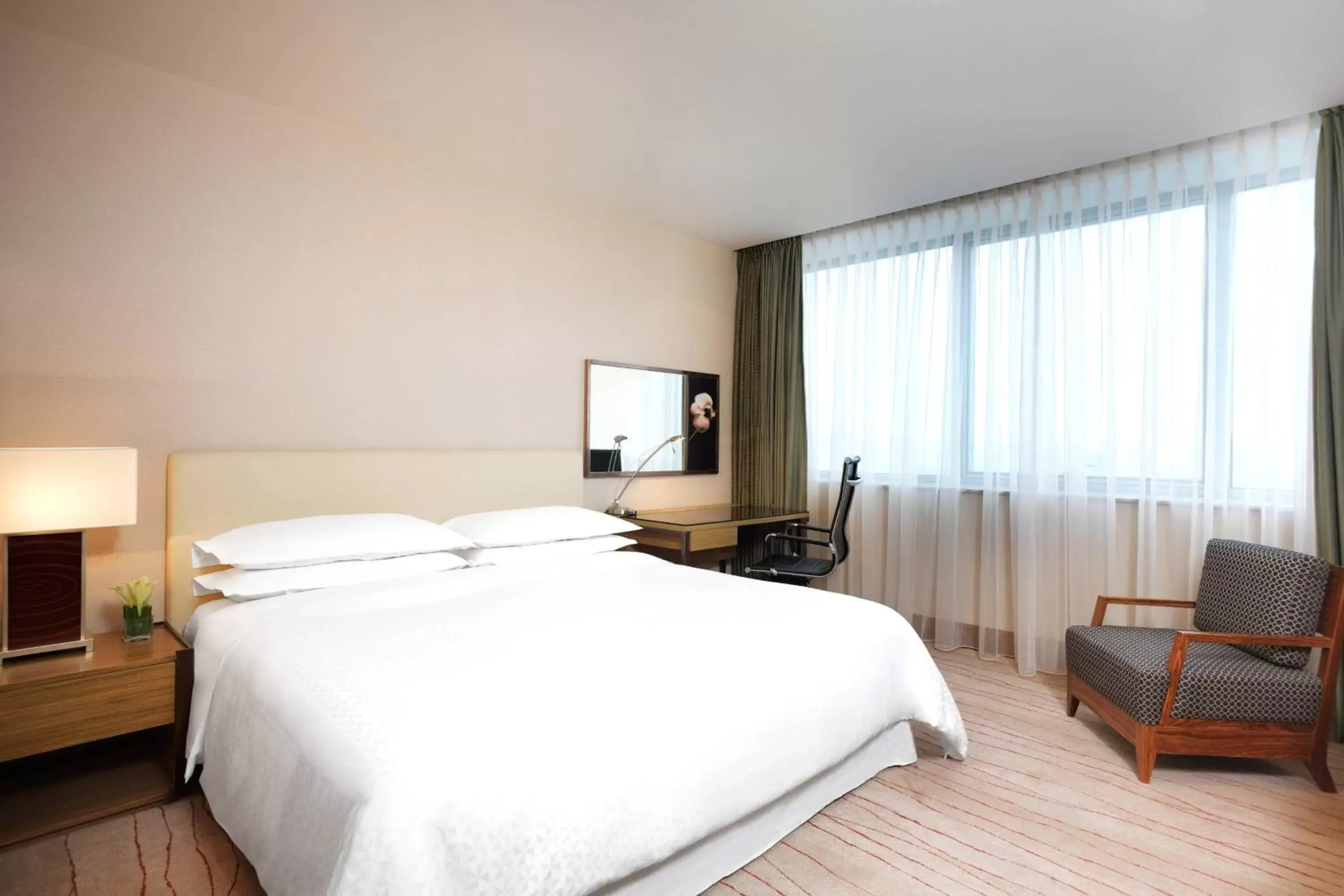 Photo of the whole room, Bed in Four Points by Sheraton Shanghai, Daning