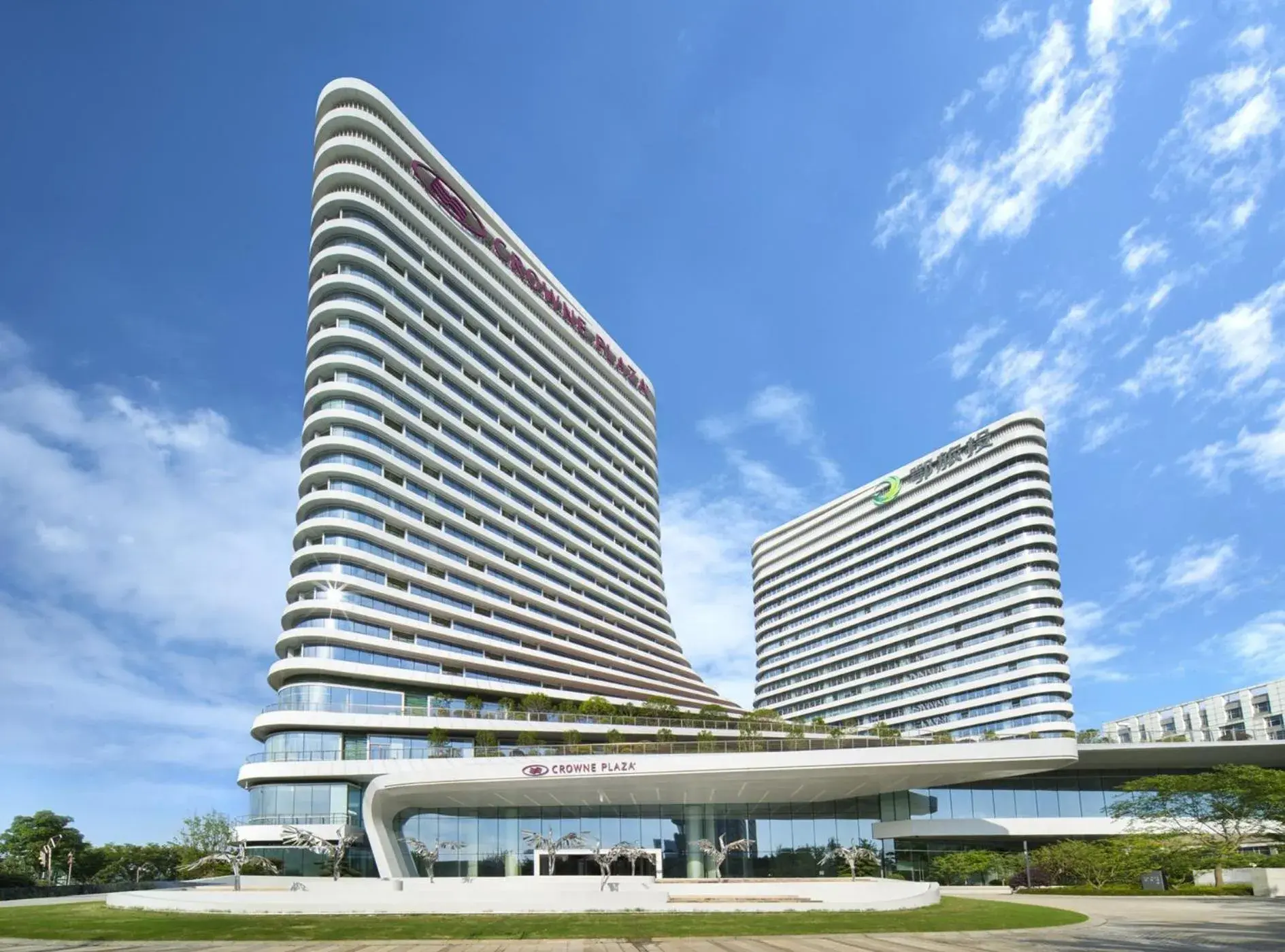 Property building in Crowne Plaza Wuhan Optics Valley by IHG Property building in Crowne Plaza Wuhan Optics Valley by IHG