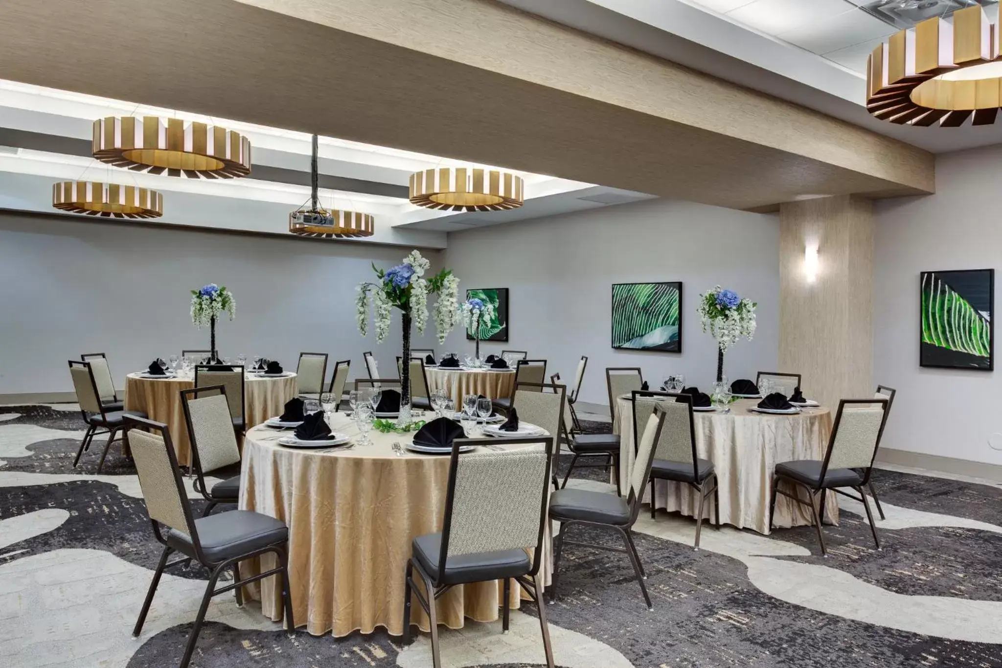 Meeting/conference room, Restaurant/Places to Eat in Crowne Plaza Hotel & Resorts Fort Lauderdale Airport/ Cruise, an IHG Hotel