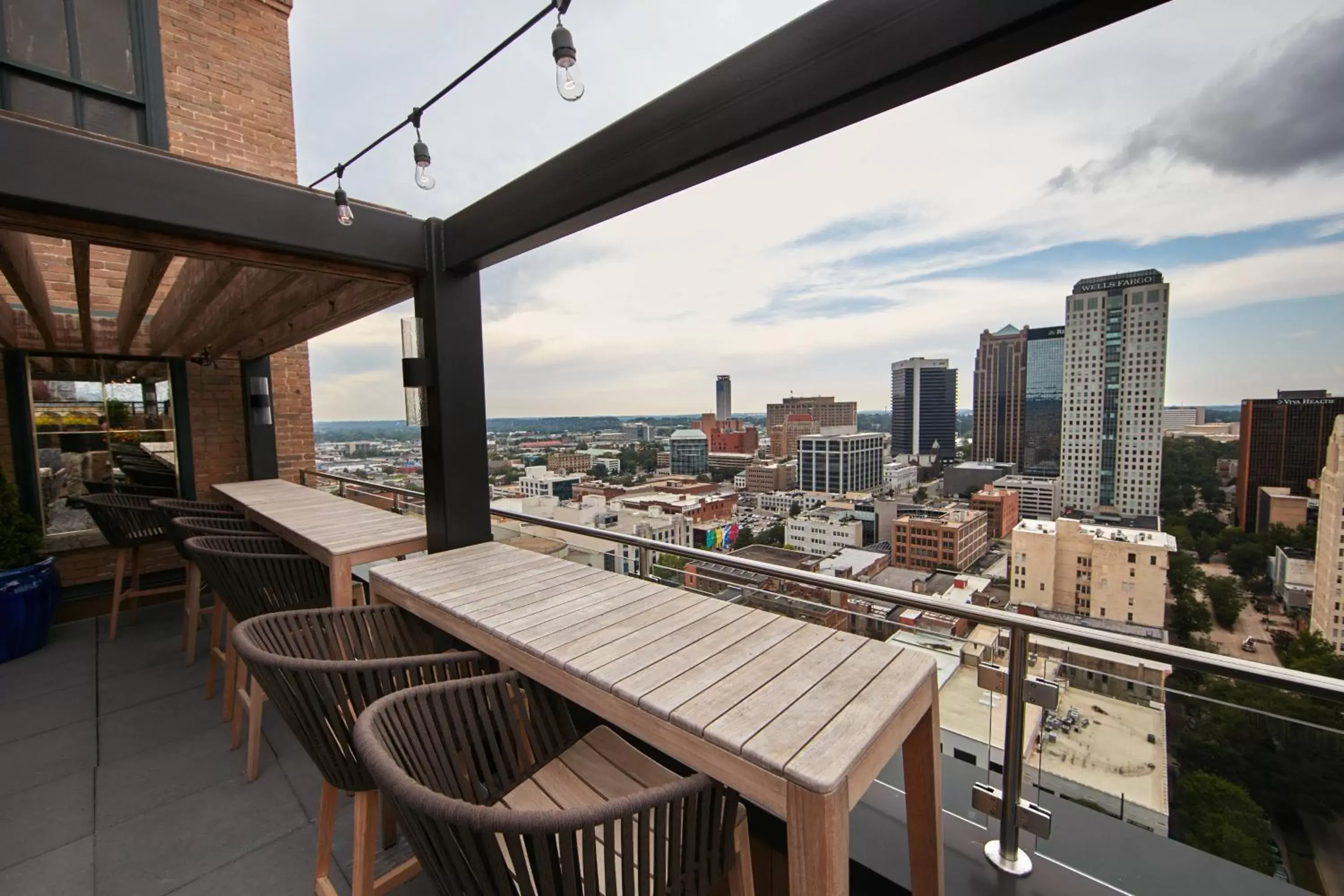 Lounge or bar in Elyton Hotel, Autograph Collection