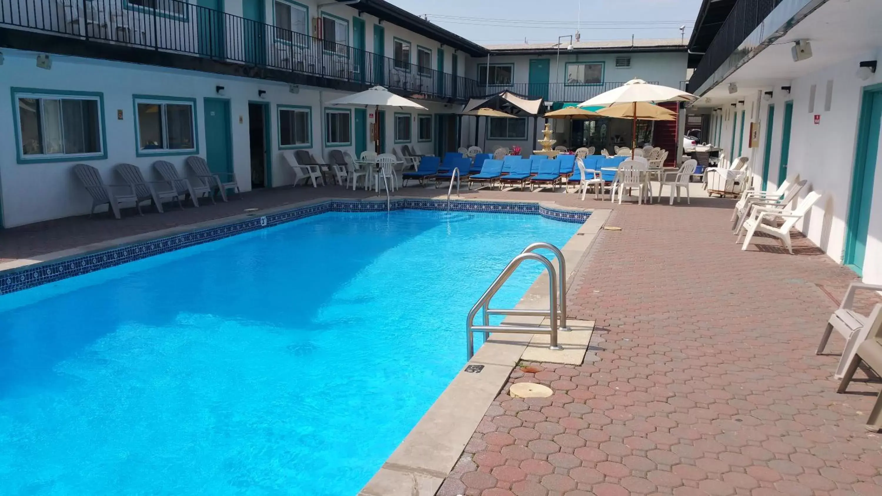 Swimming Pool in The Amethyst Beach Motel