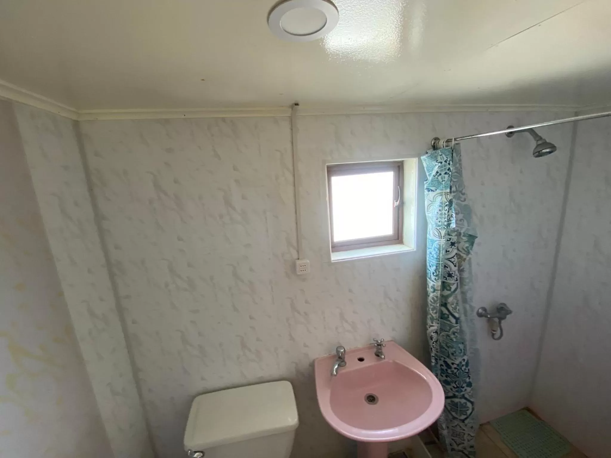 Bathroom in World's End Hostal