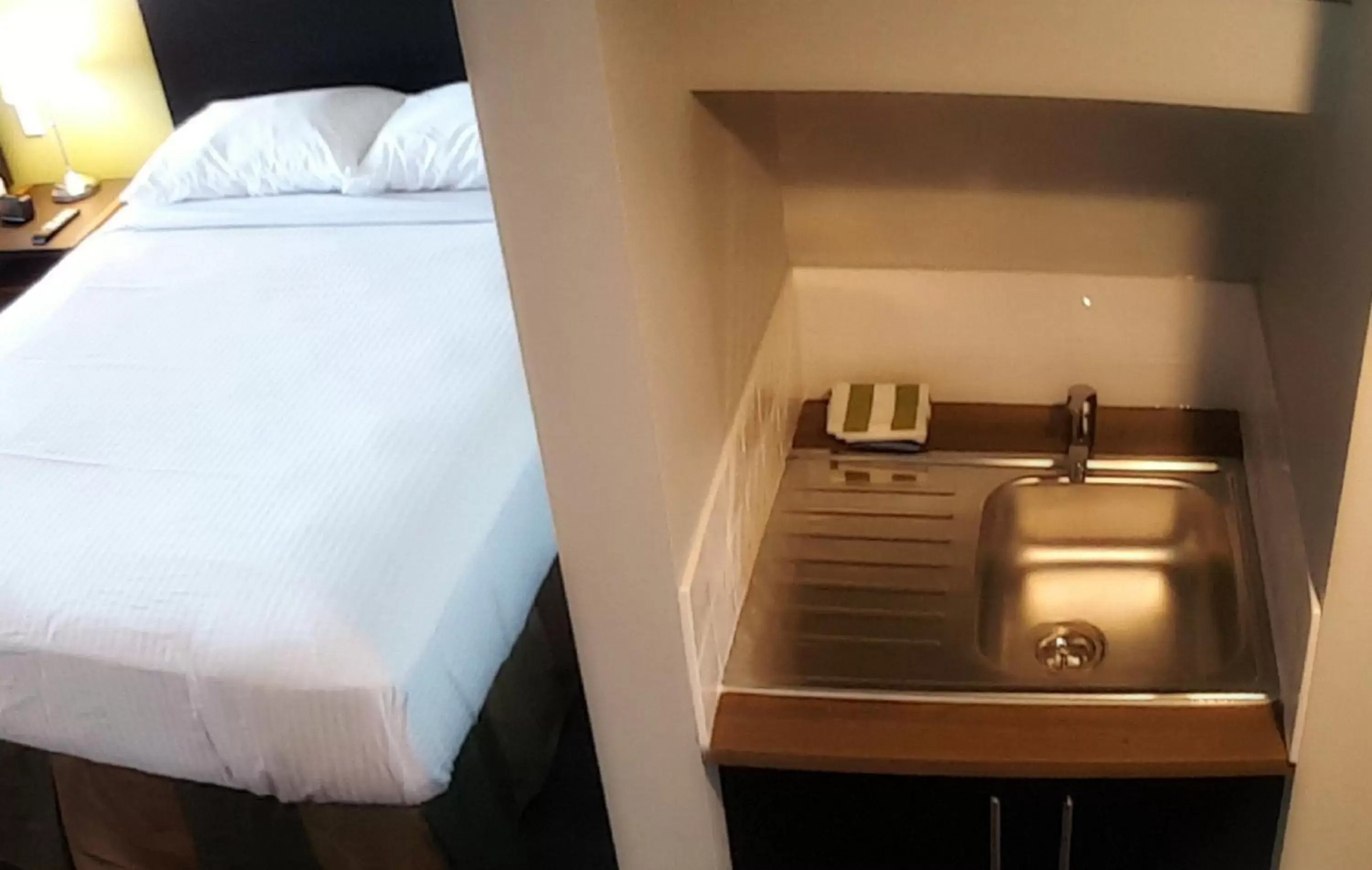 Kitchen or kitchenette, Bed in Home Away Inn