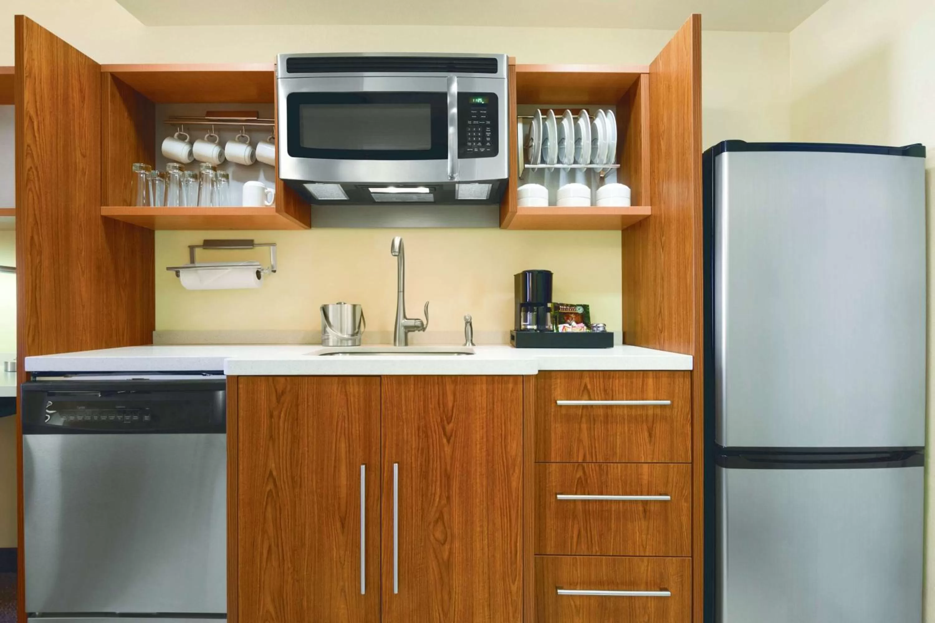 Kitchen or kitchenette in Home2Suites Pittsburgh Cranberry