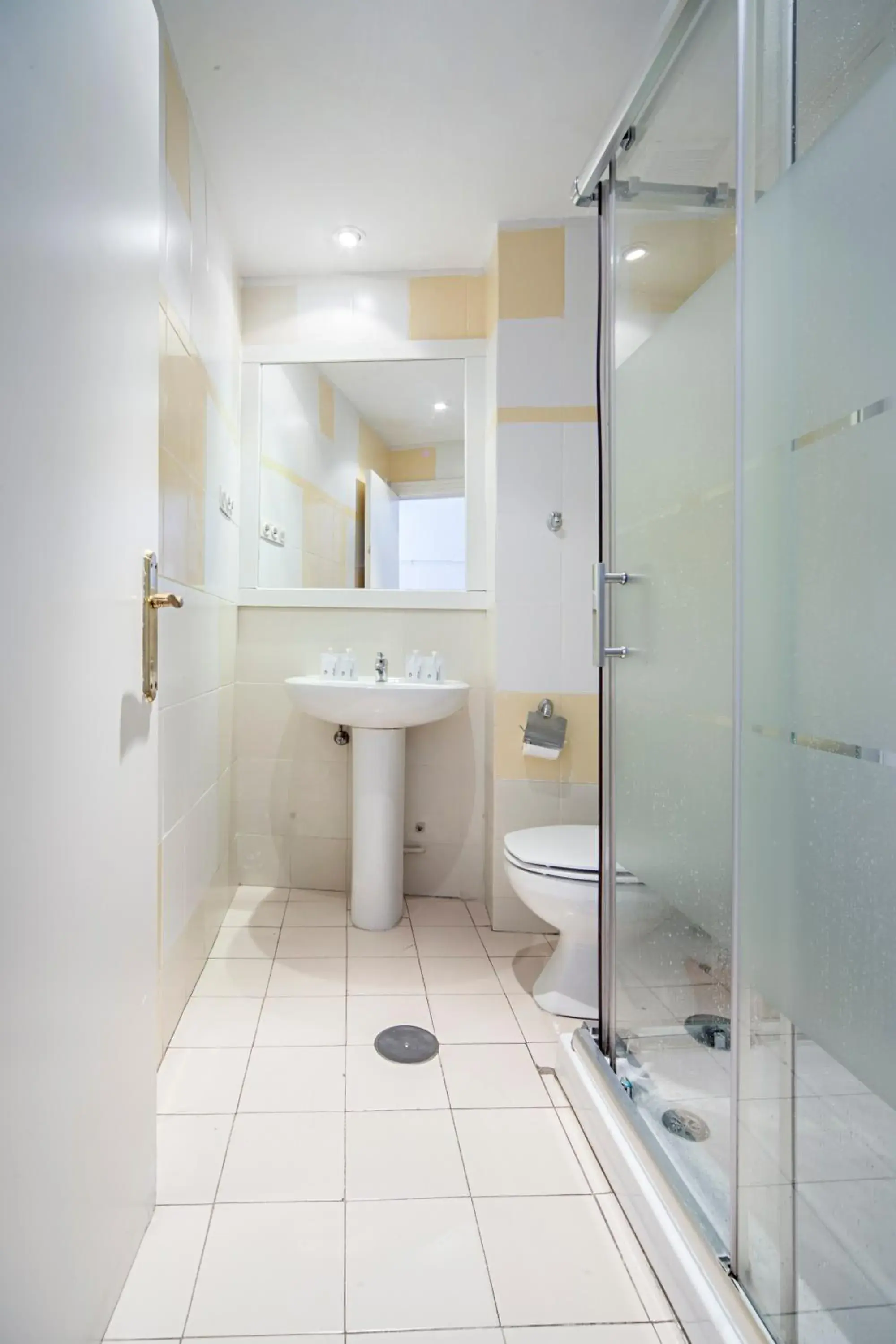 Shower, Bathroom in Madrid Motion Hostels