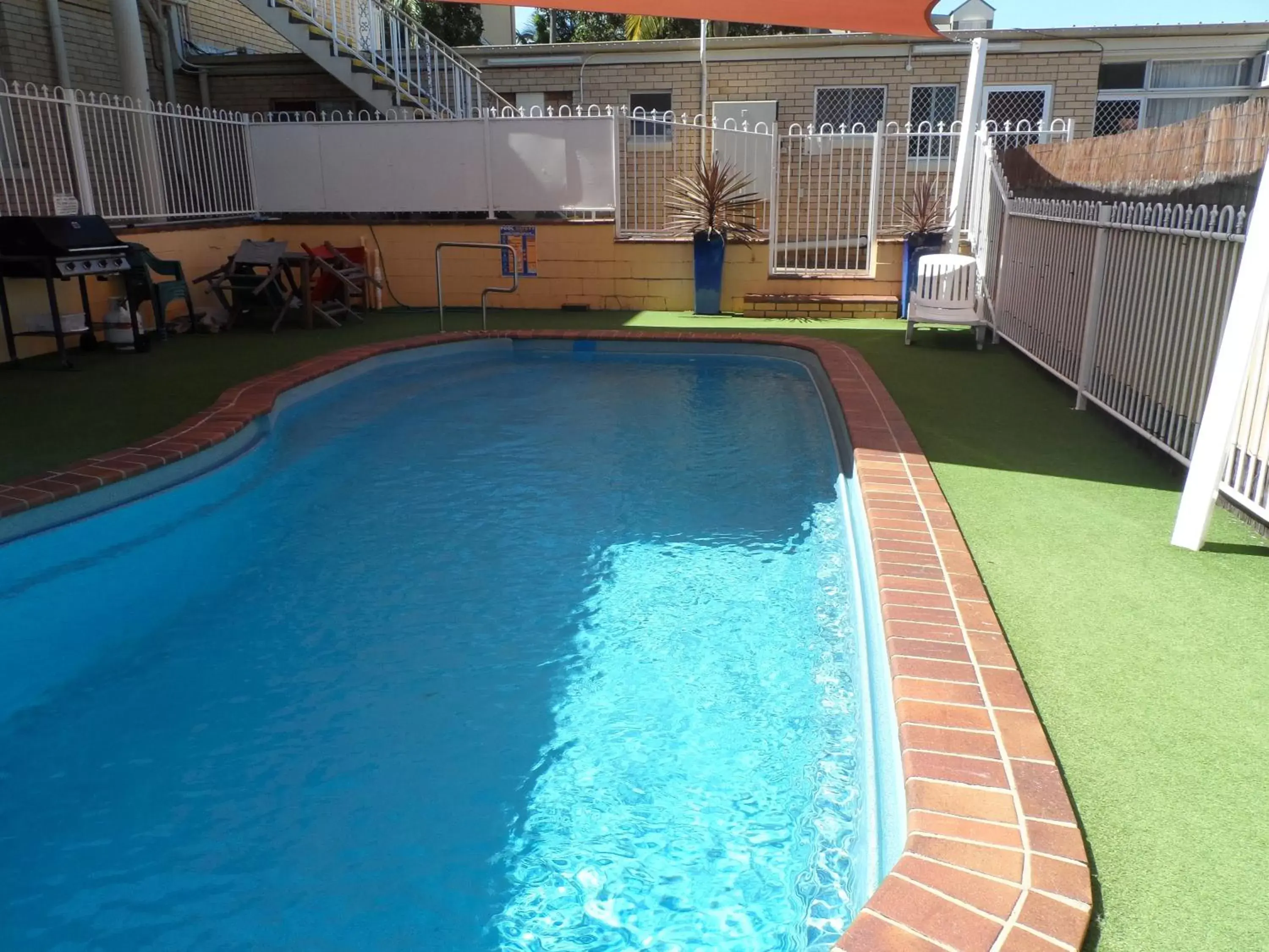 Day, Swimming Pool in Paramount Motel