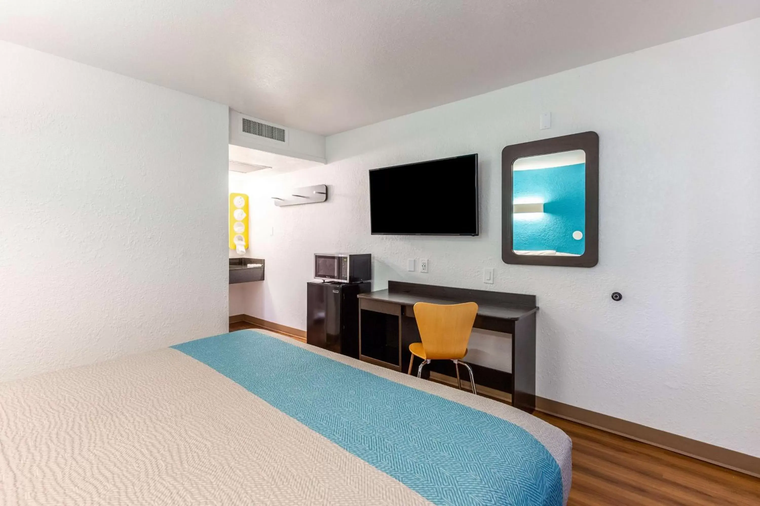 TV and multimedia, Bed in Motel 6-Valdosta, GA - University