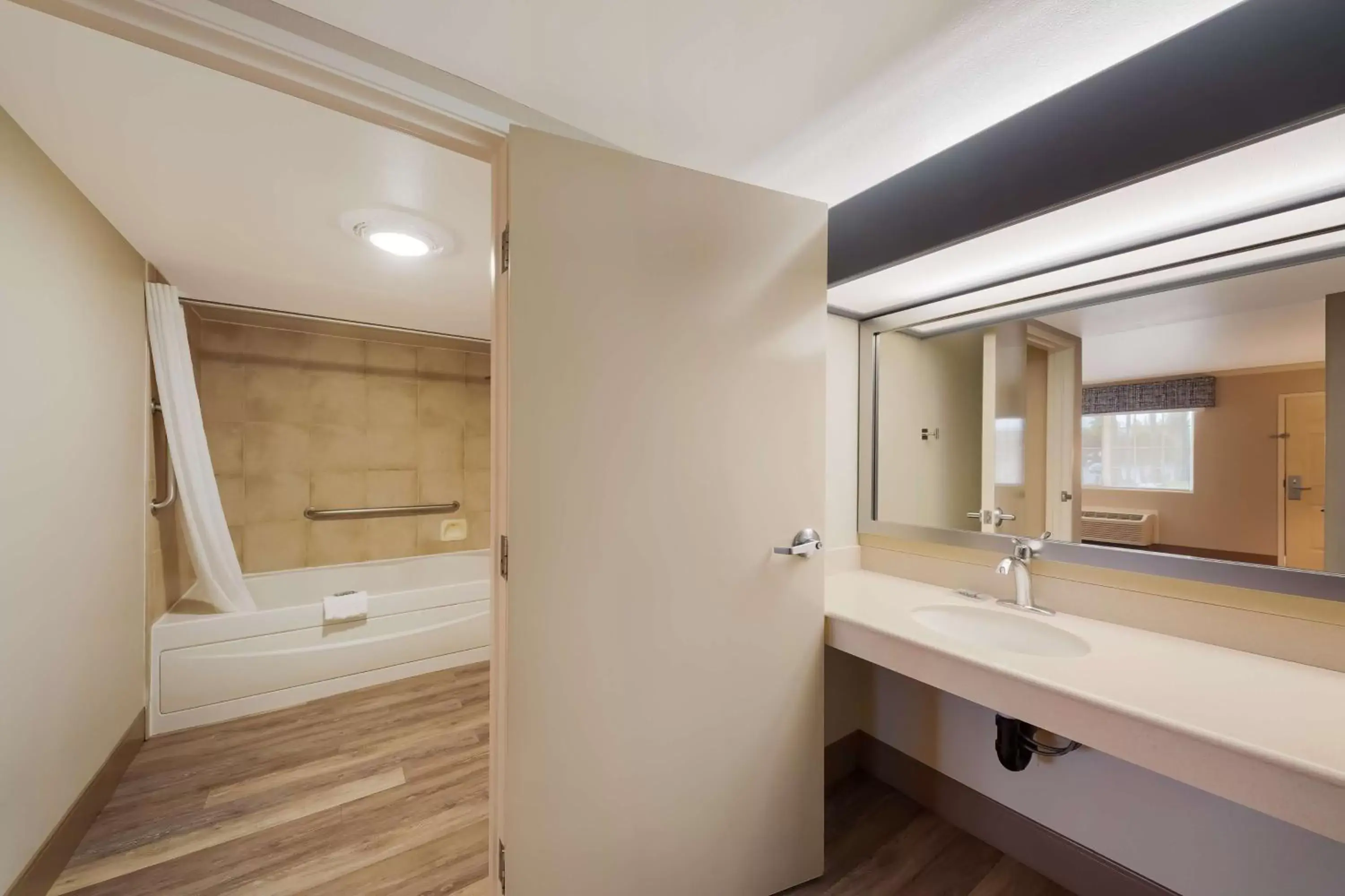 Bathroom in Best Western Inn & Suites Lemoore