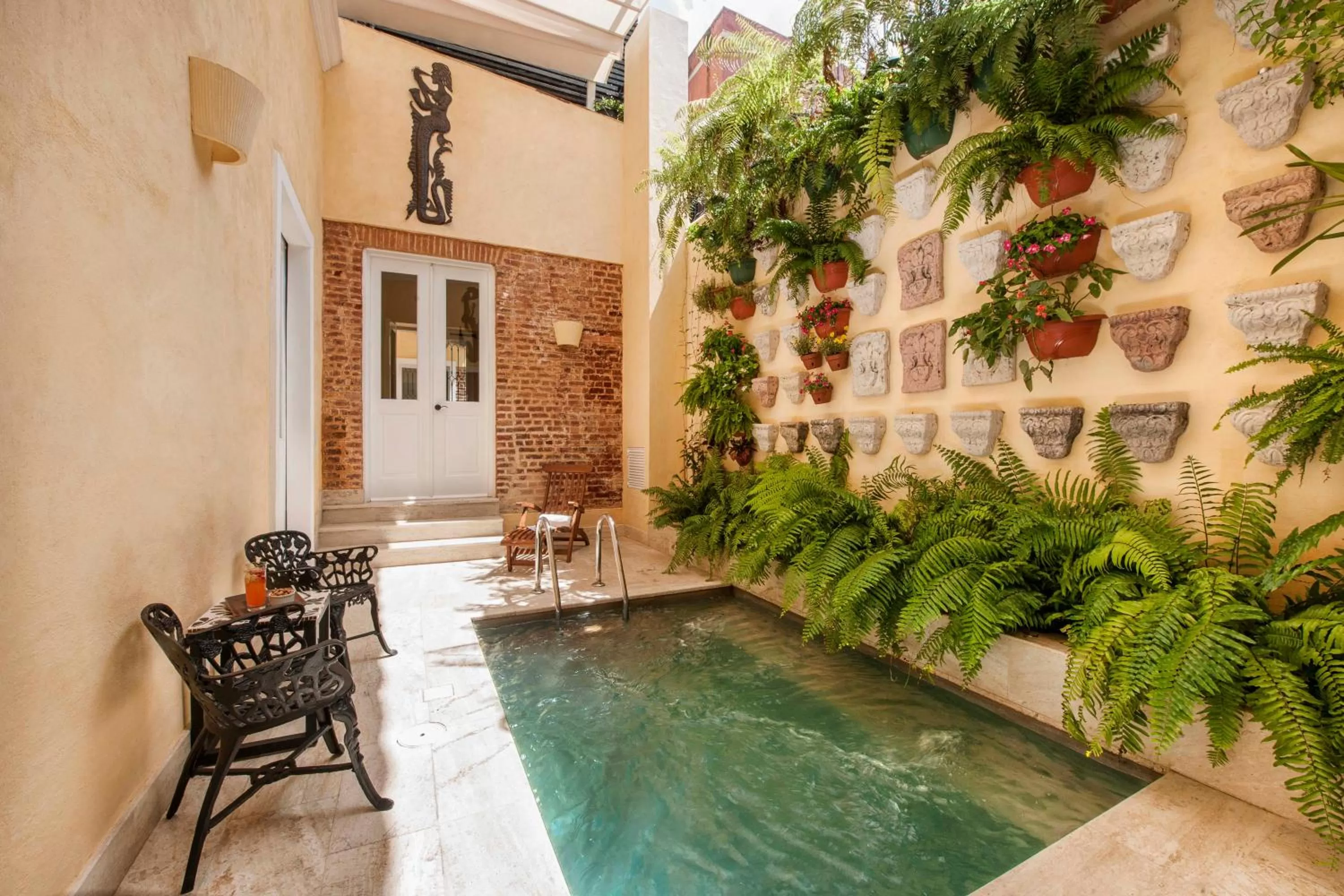 Swimming pool in Casas del XVI