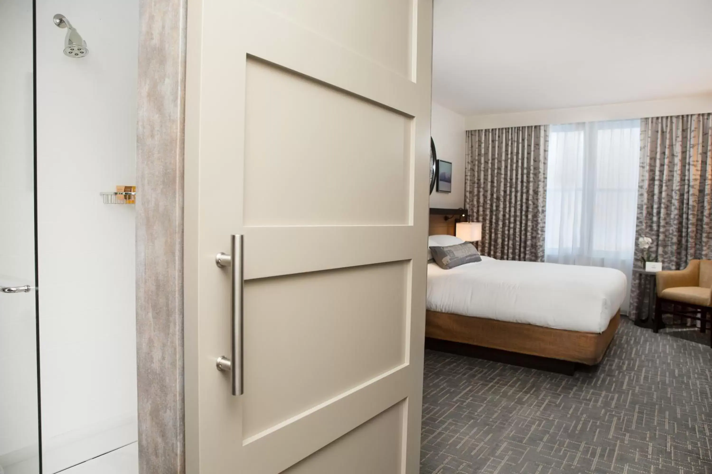 Shower, Bed in Hotel Madison & Shenandoah Conference Ctr.