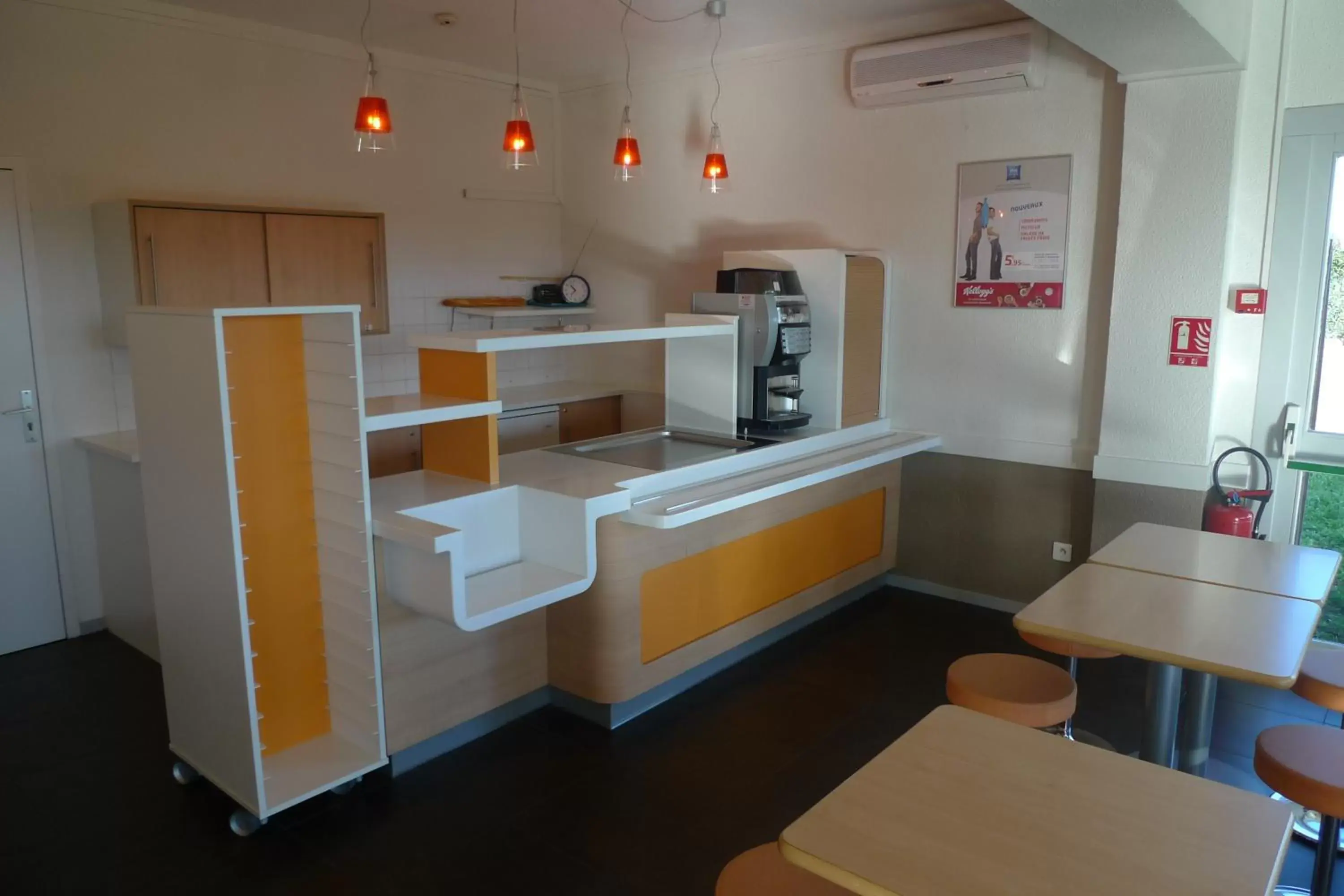 Restaurant/places to eat, Kitchen/Kitchenette in ibis budget Narbonne Sud A9/A61