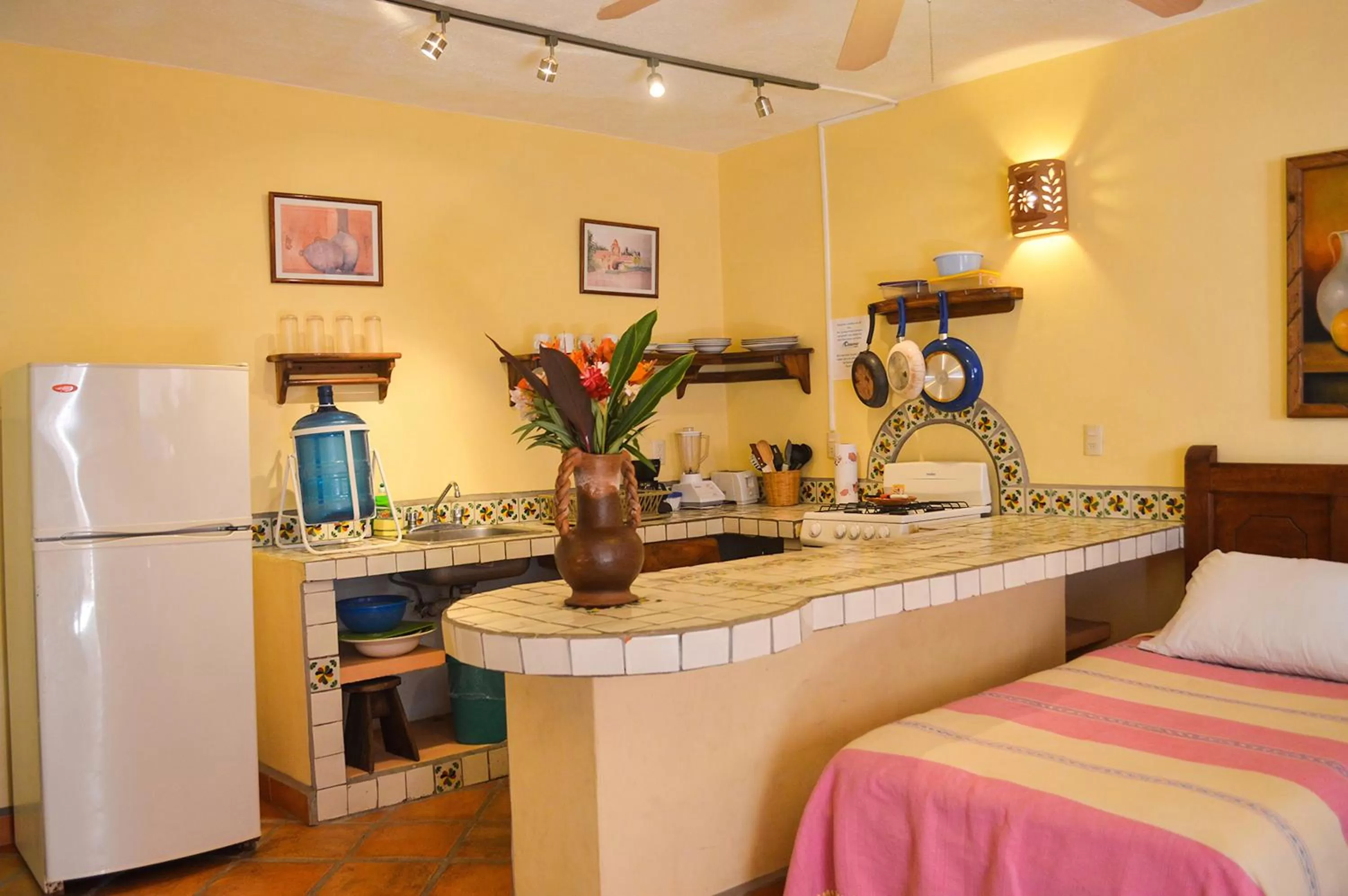 Kitchen or kitchenette, Bed in Hotel Casamar Suites